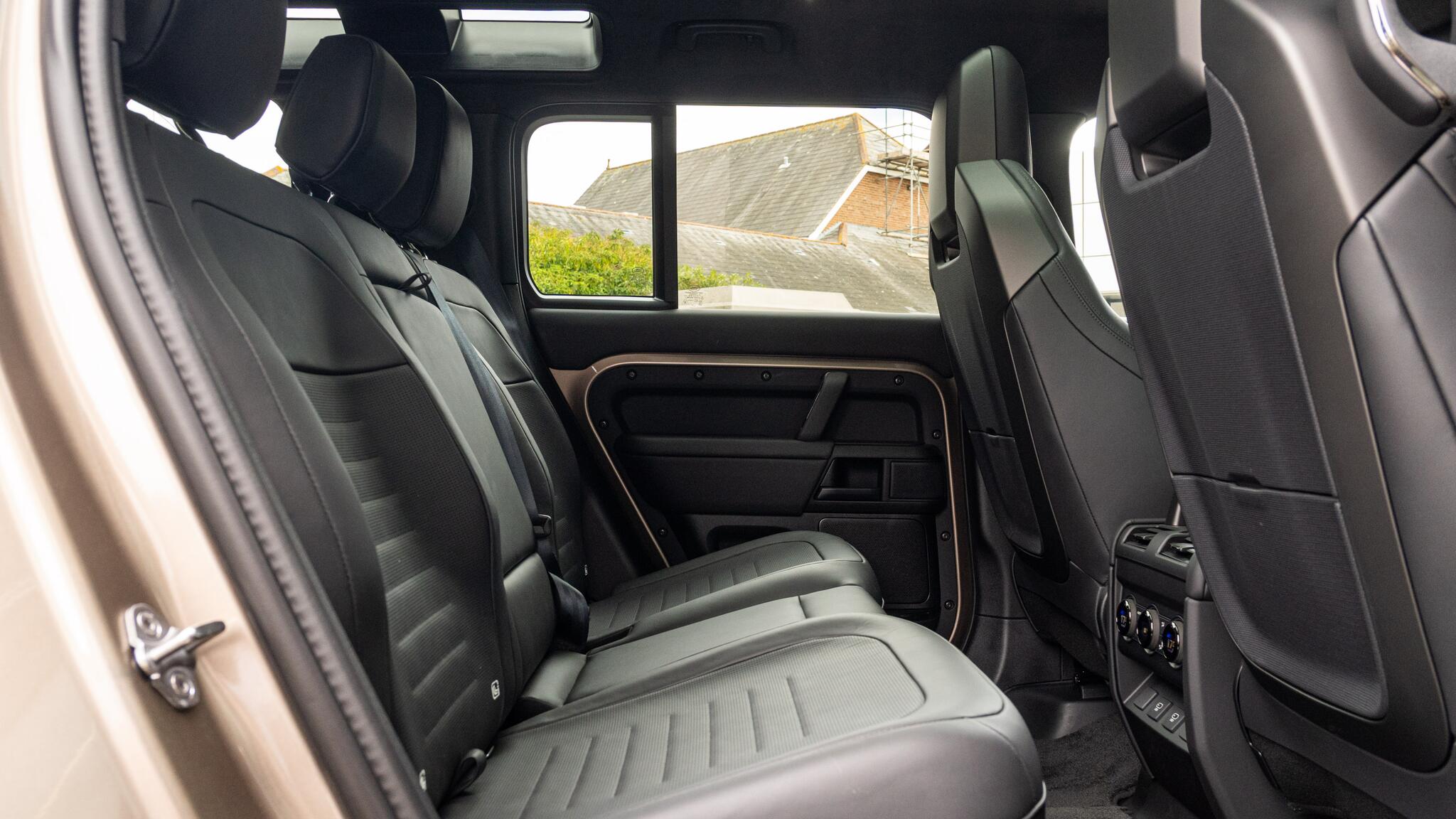 Land Rover Defender view 67