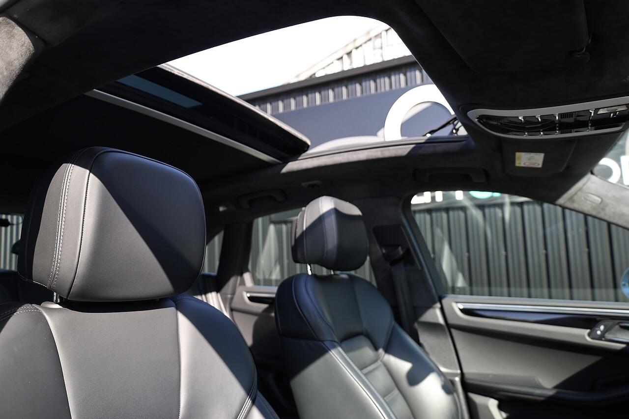 Porsche Macan view 25