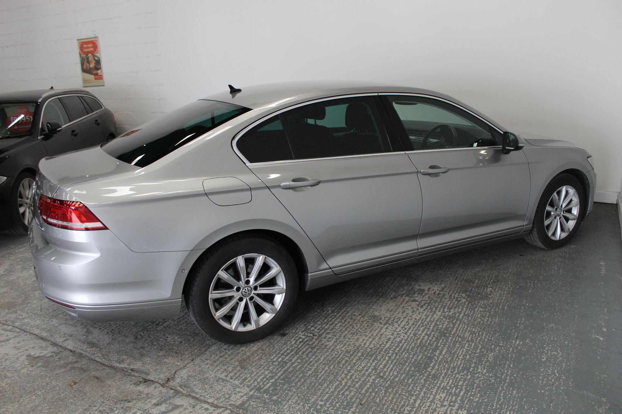 Volkswagen Passat view 11