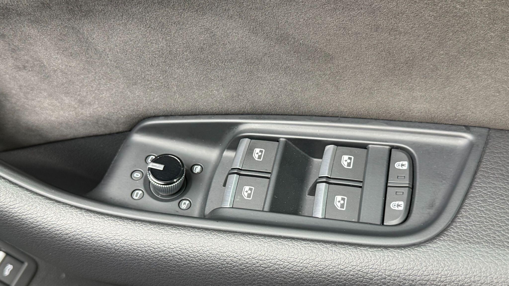 Audi Q8 view 15