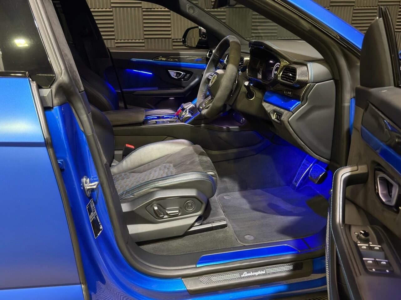 Lamborghini Urus view 8