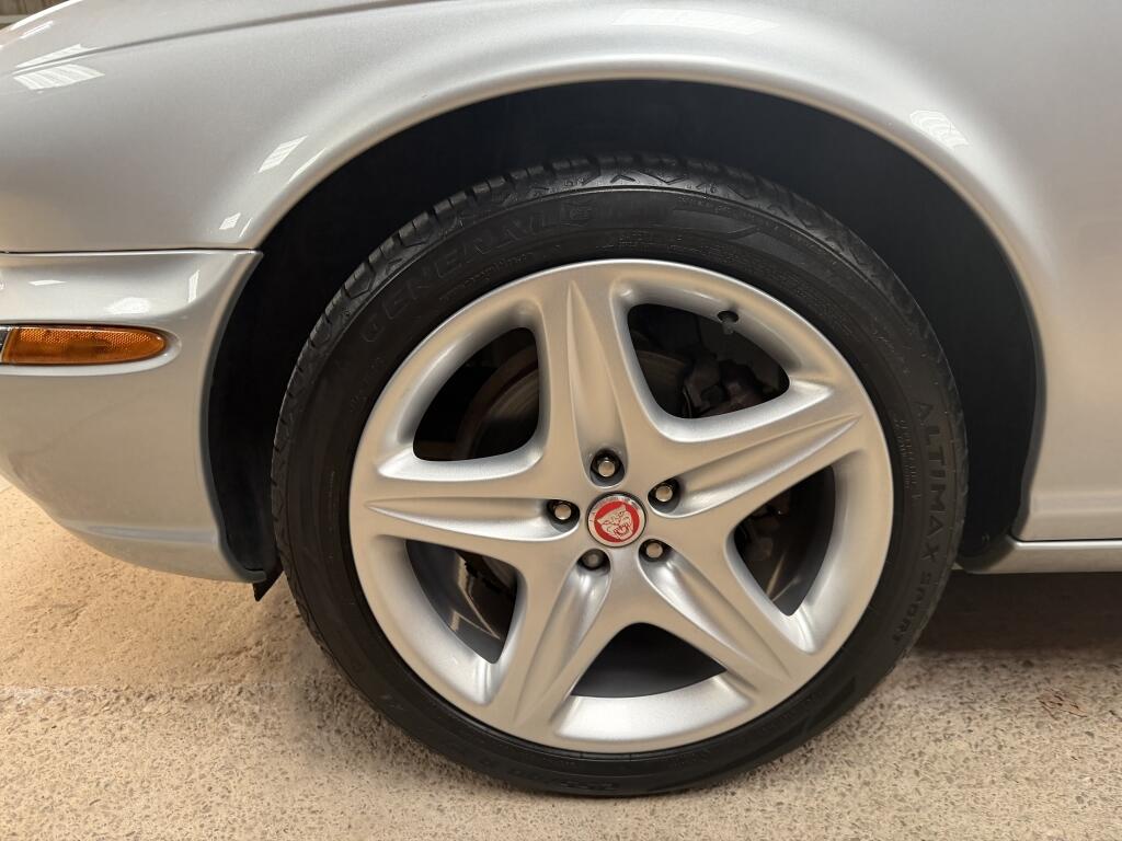 Jaguar XJ view 30