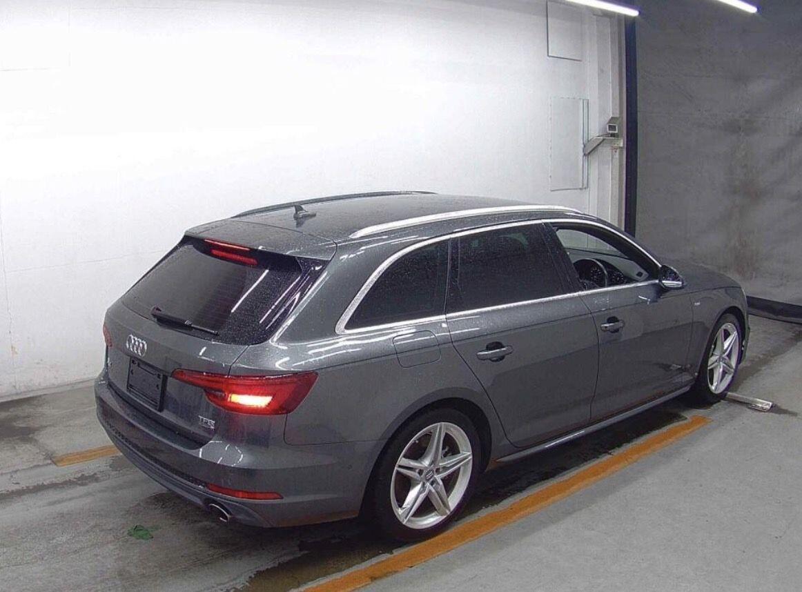 Audi A4 view 4