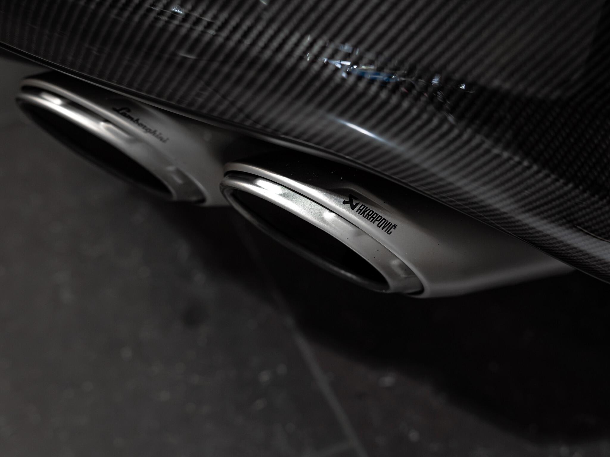 Lamborghini Urus view 3