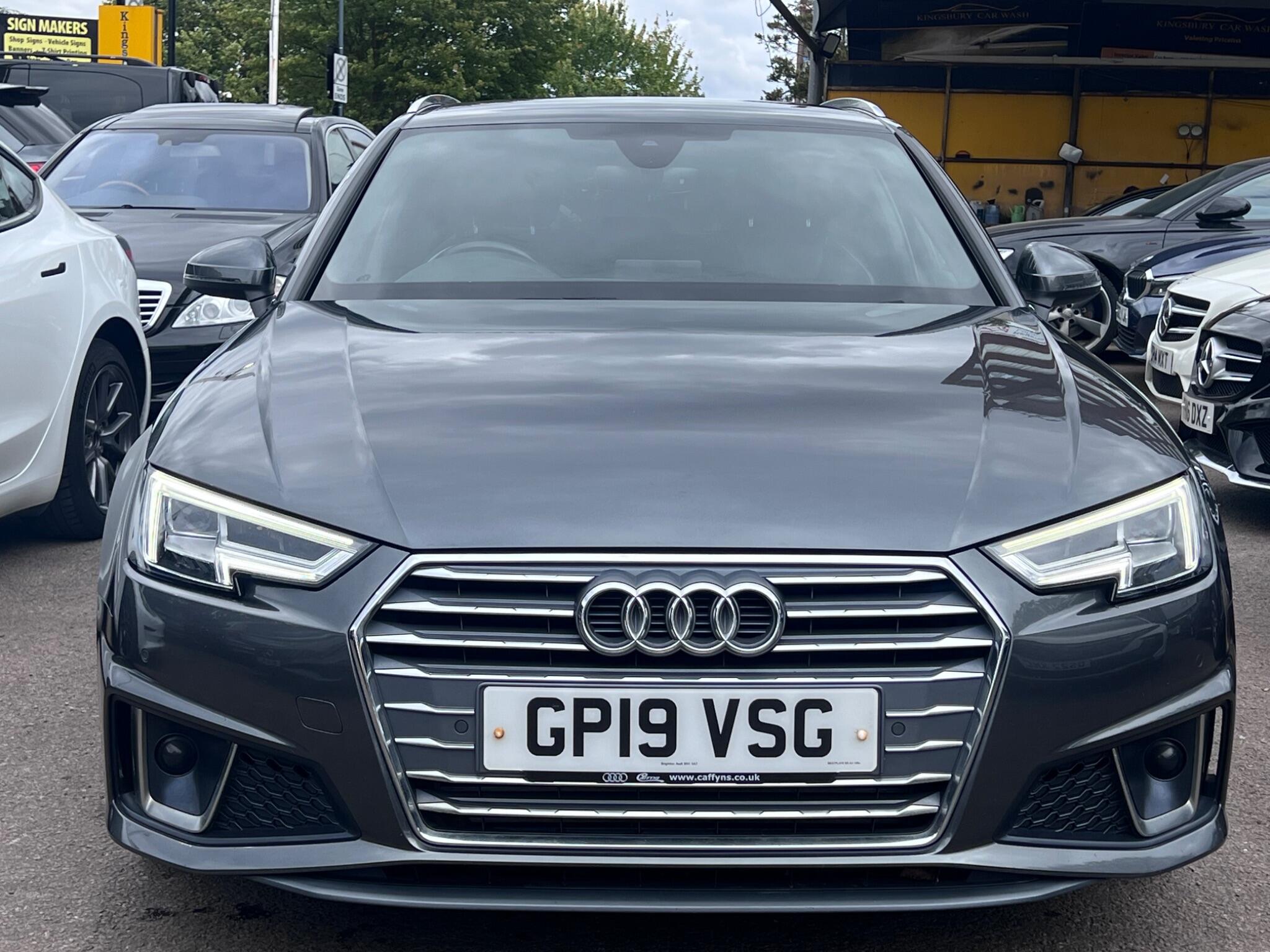 Audi A4 Avant view 3