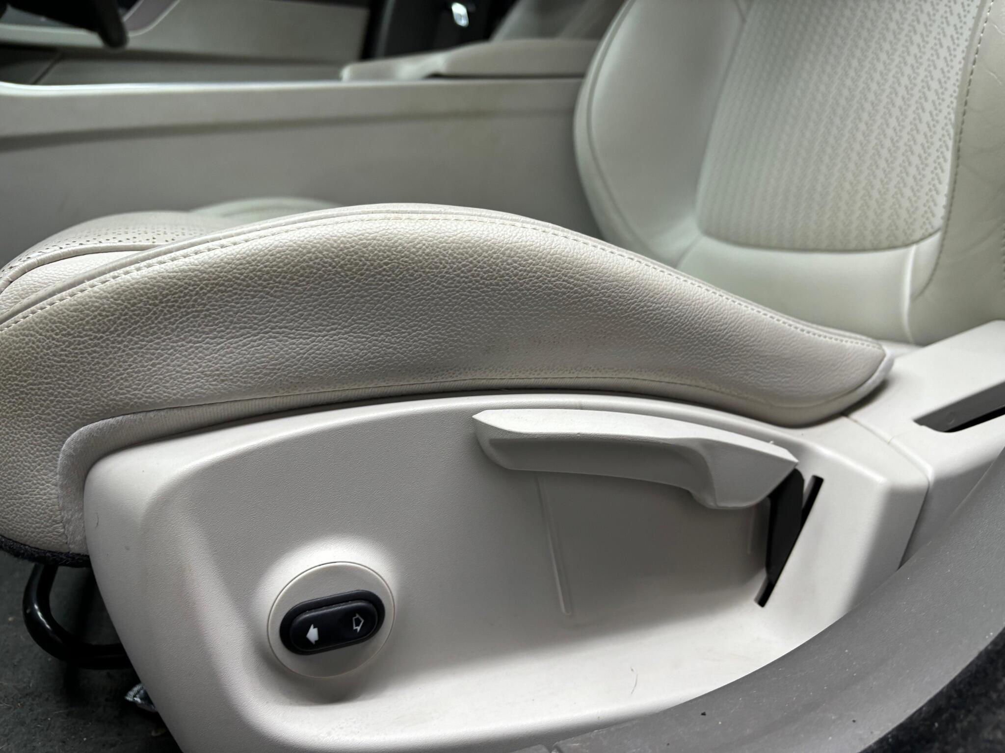 Jaguar XF view 10