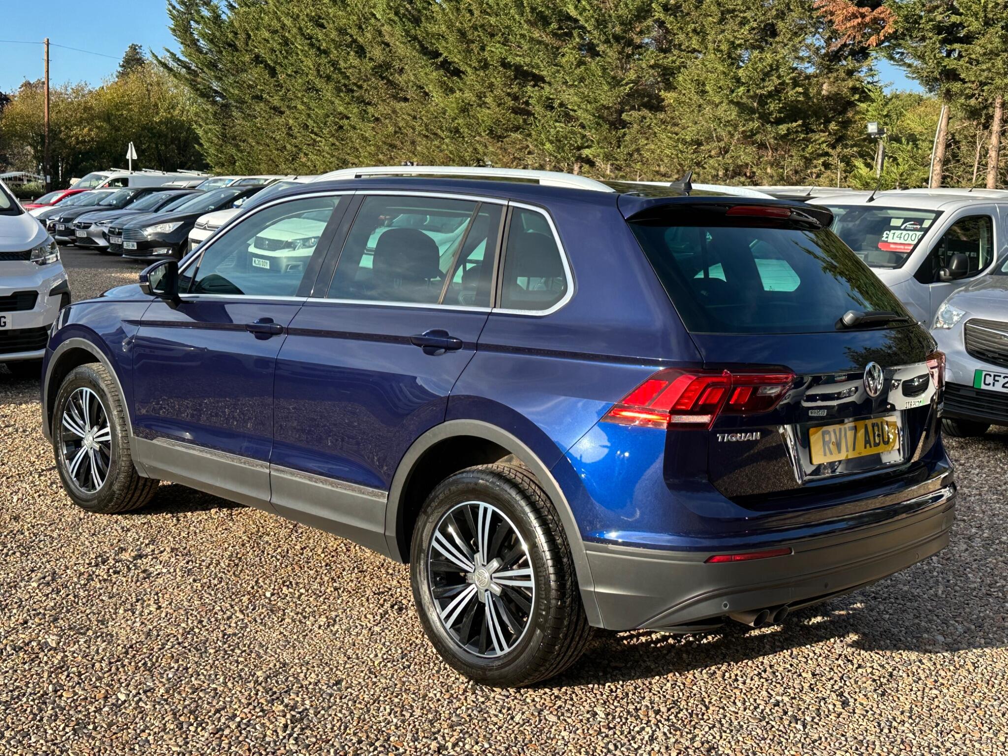 Volkswagen Tiguan view 3