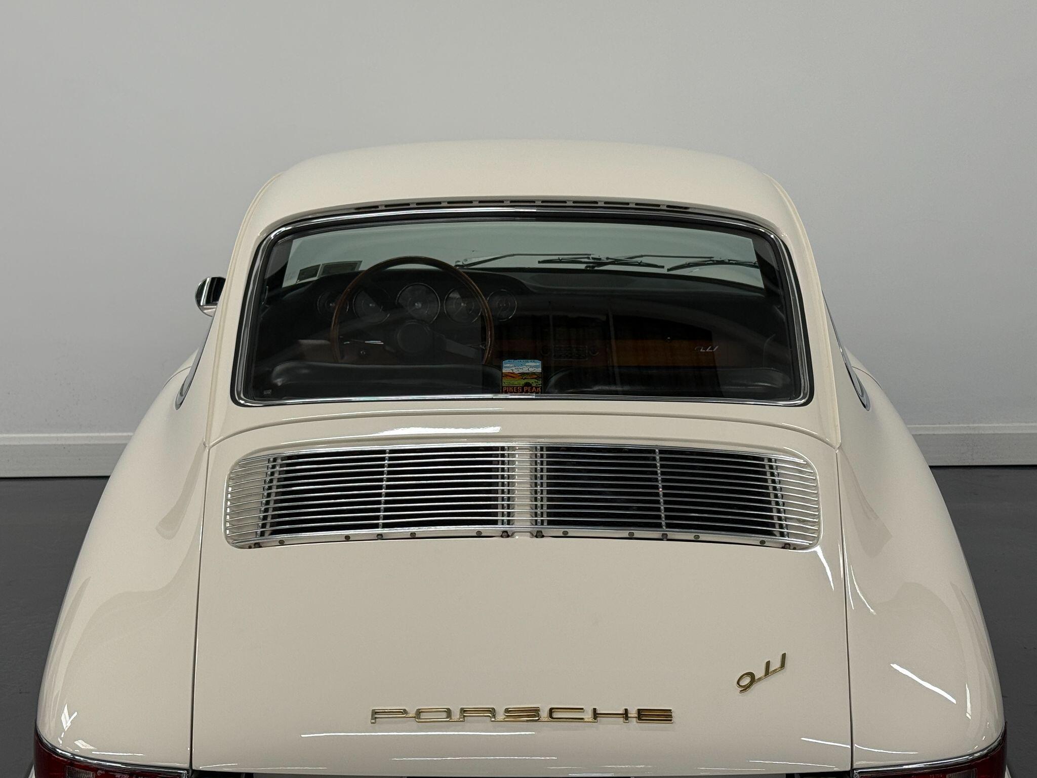 Porsche 911 view 9