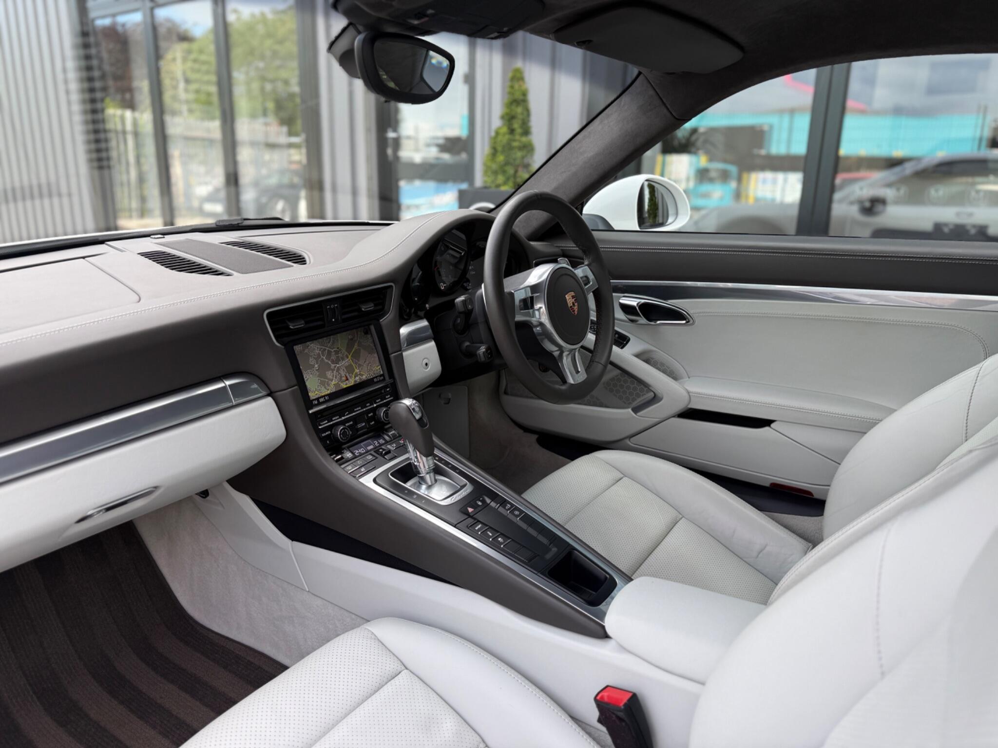 Porsche 911 view 39