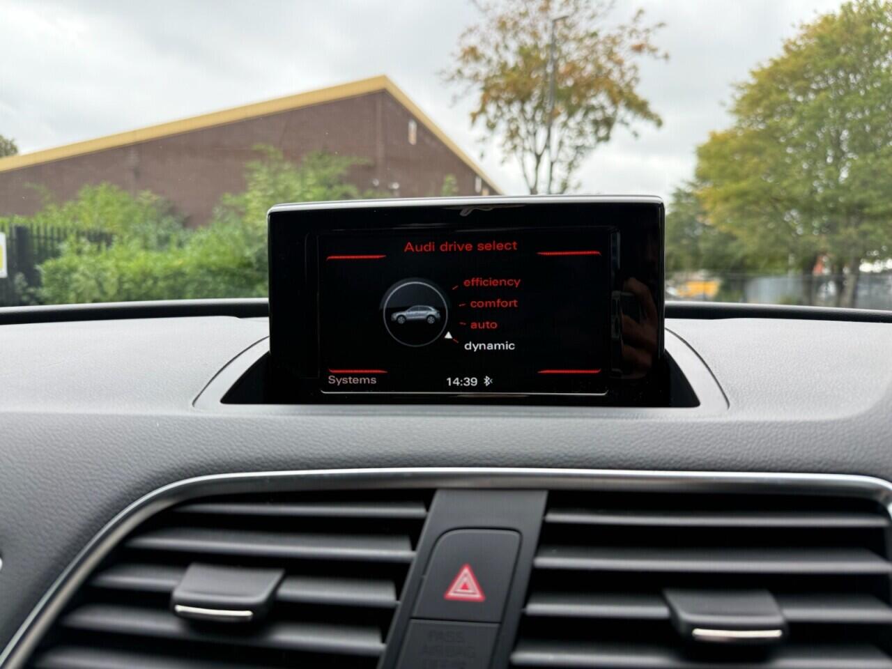 Audi Q3 view 18