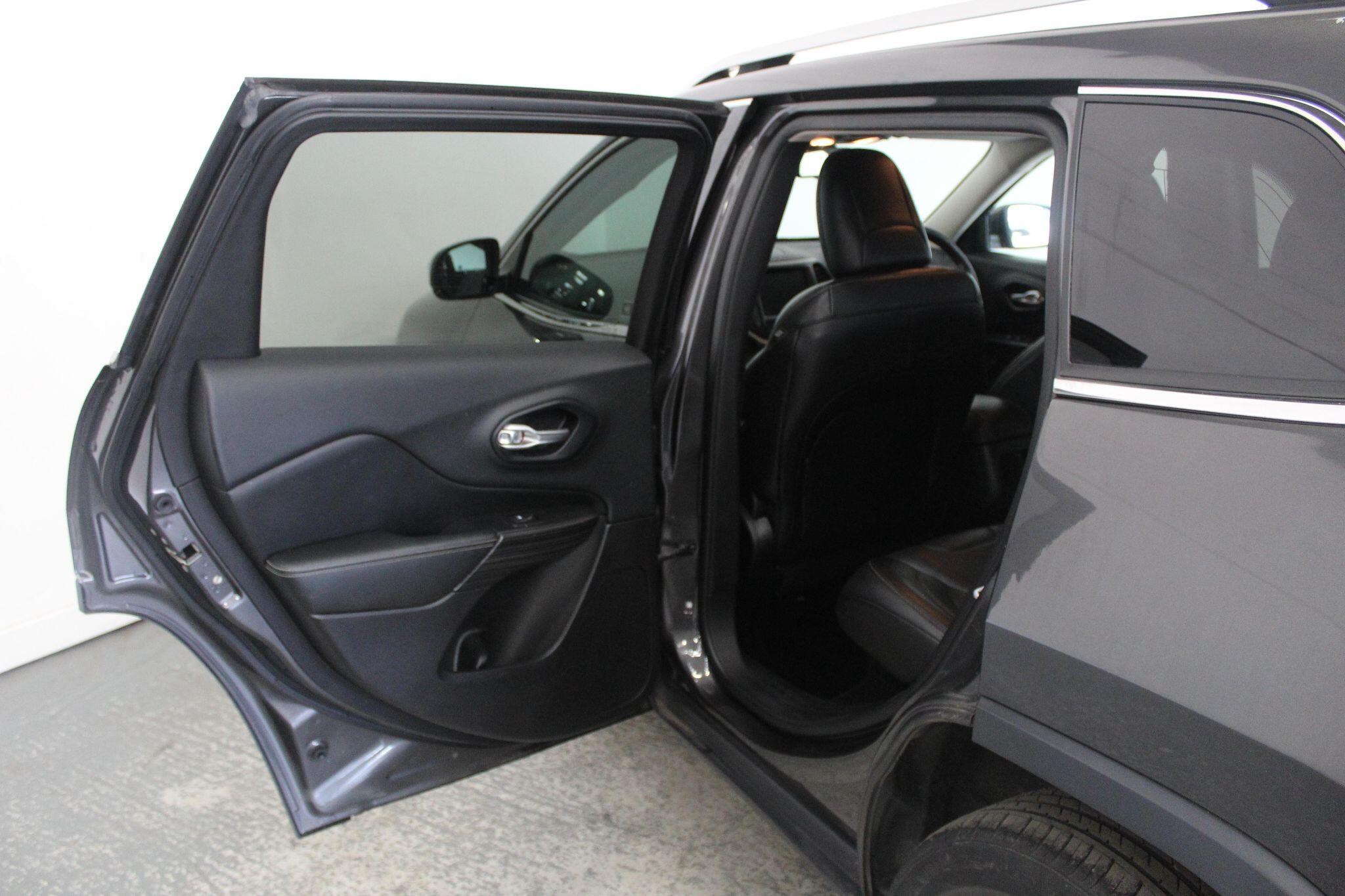 Jeep Cherokee view 28