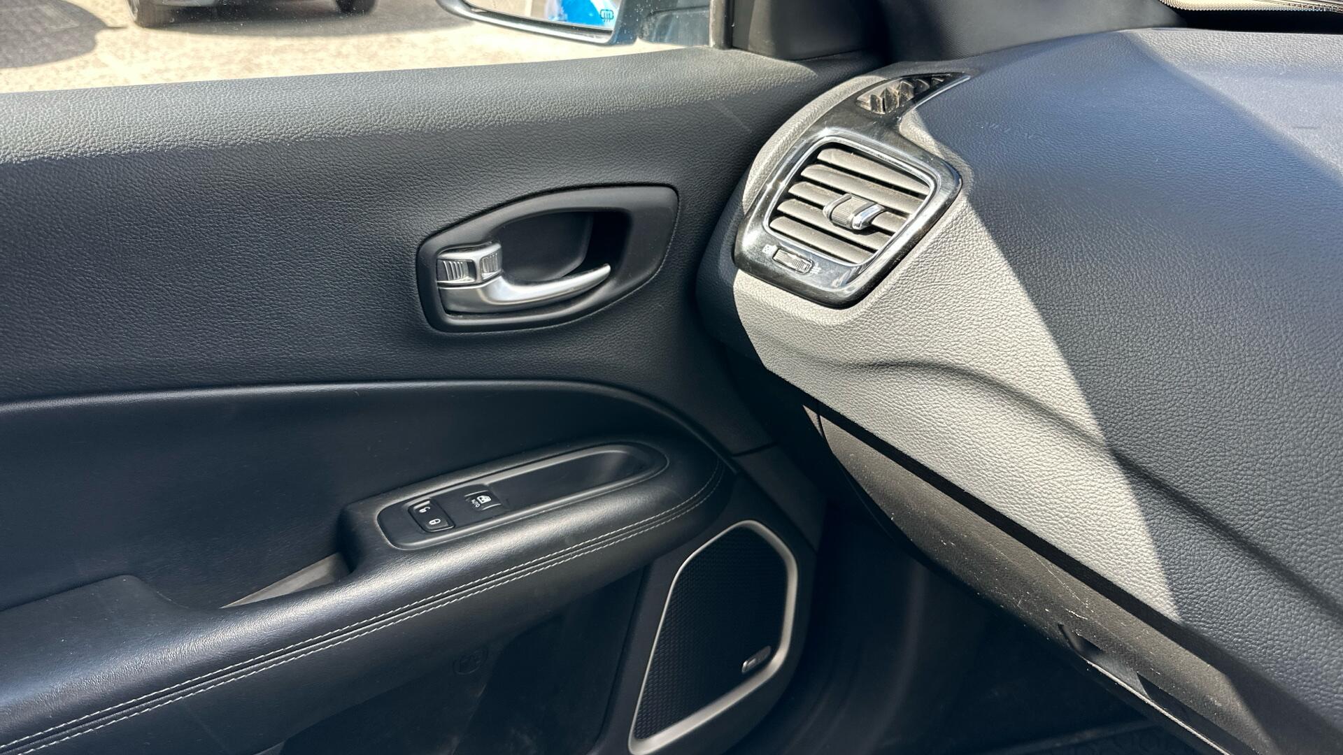 Jeep Compass view 80