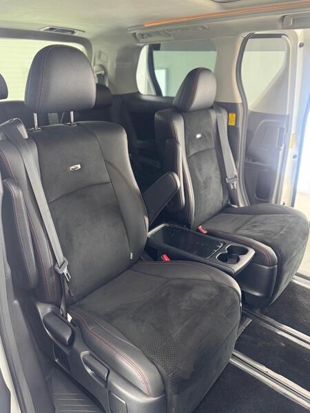2013 Toyota Vellfire image 18
