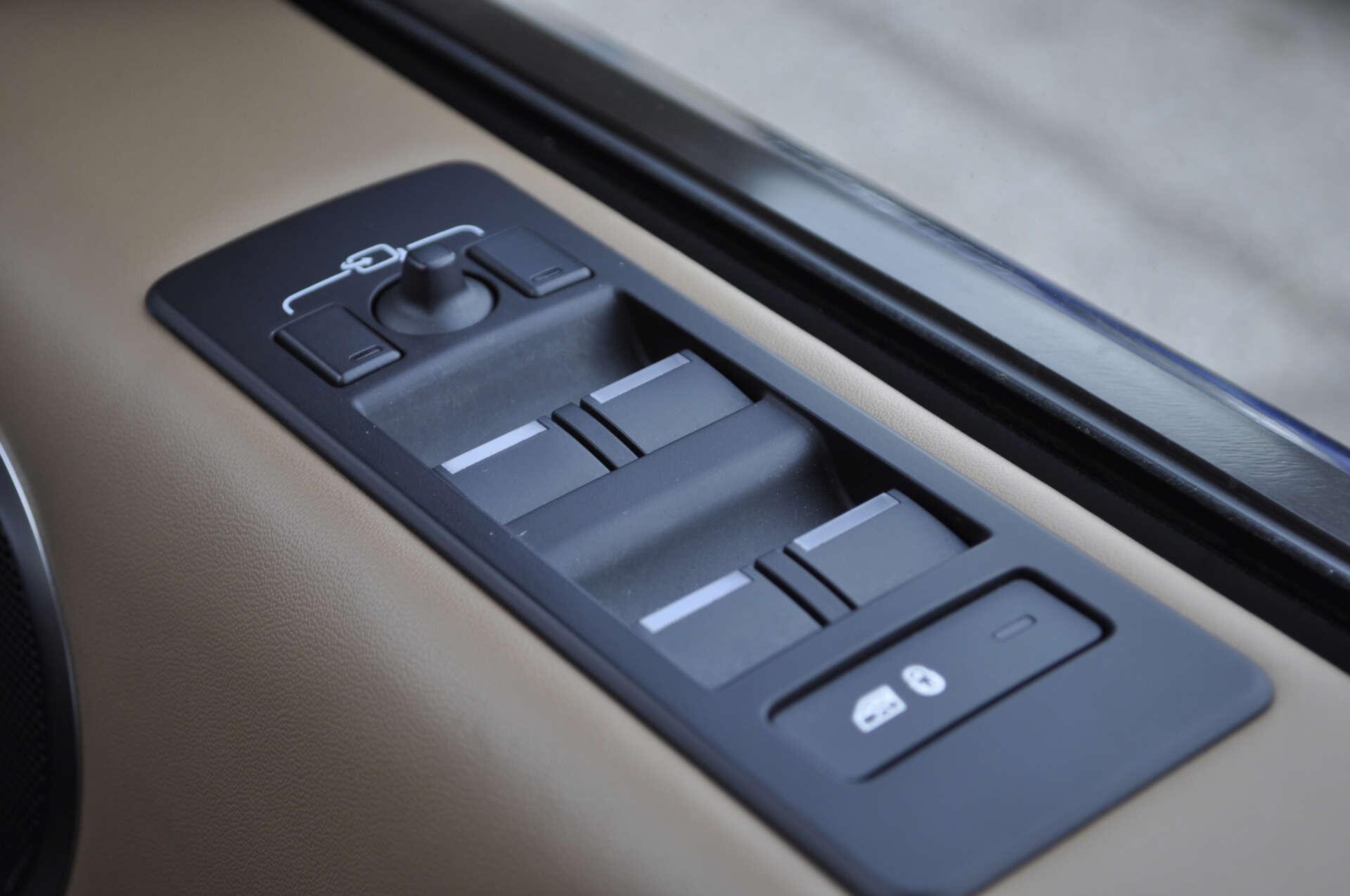 Land Rover Discovery view 38