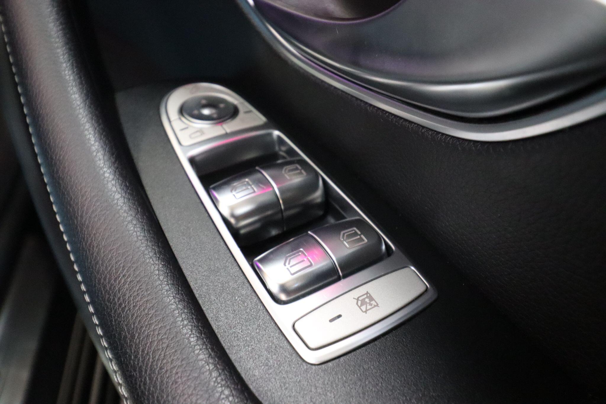 Mercedes-Benz E Class view 23