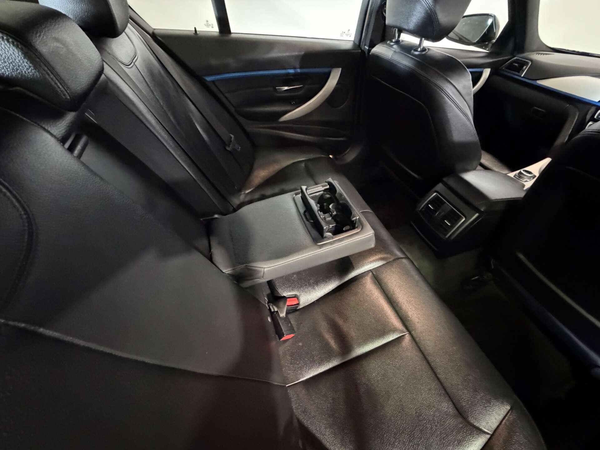 BMW 3 Series view 40
