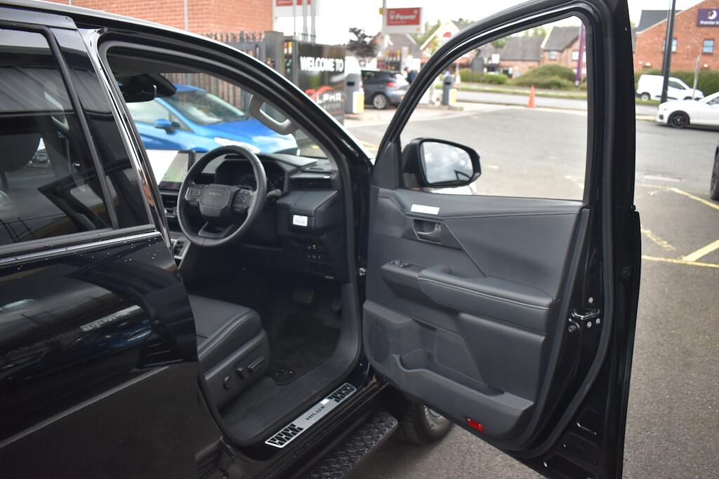 Toyota Hilux view 25