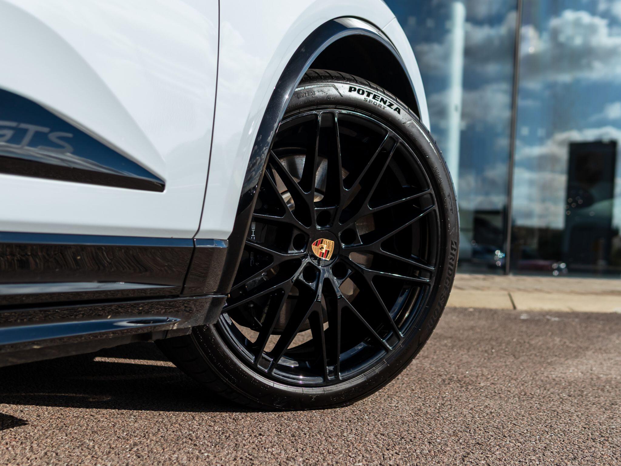 Porsche Macan view 23