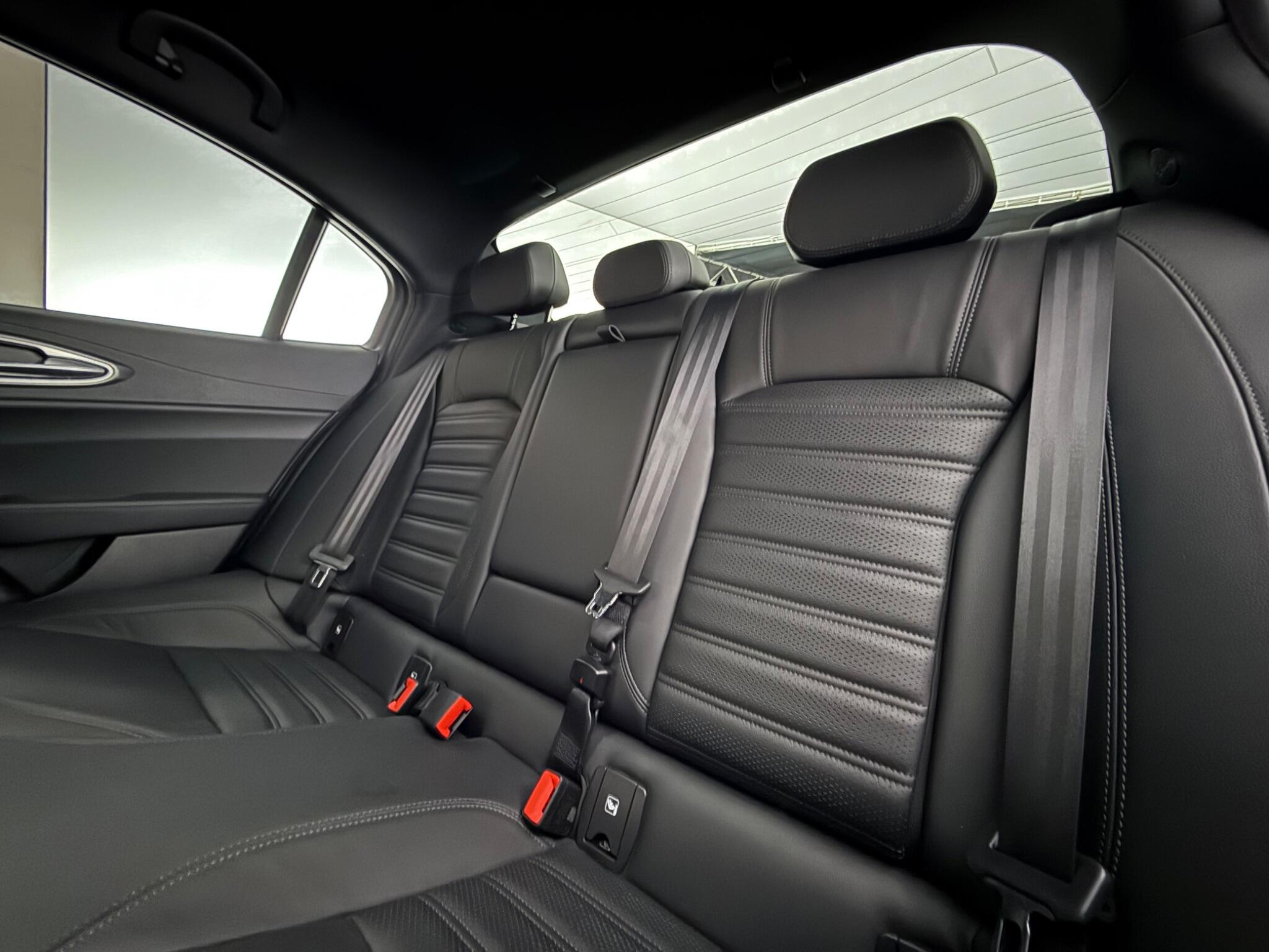 Alfa Romeo Giulia view 33