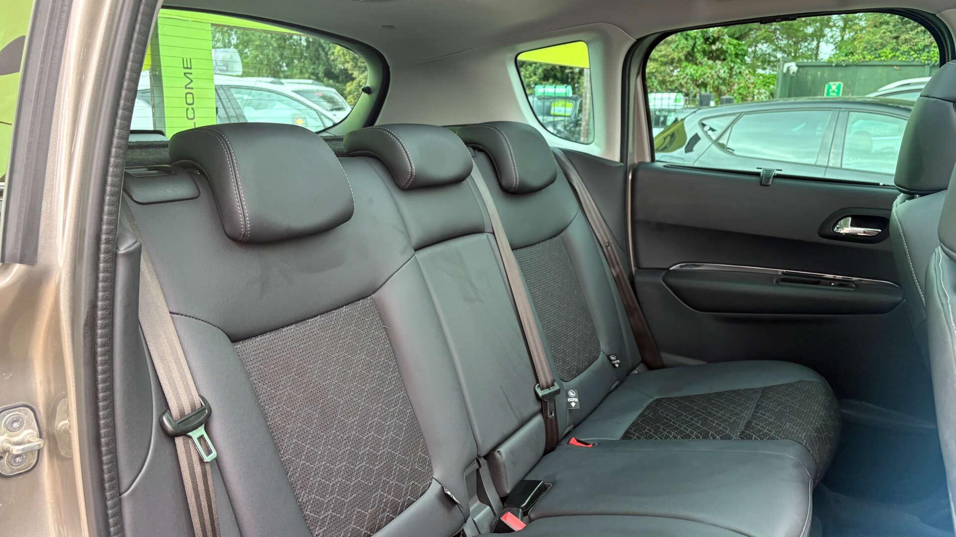 Peugeot 3008 view 13