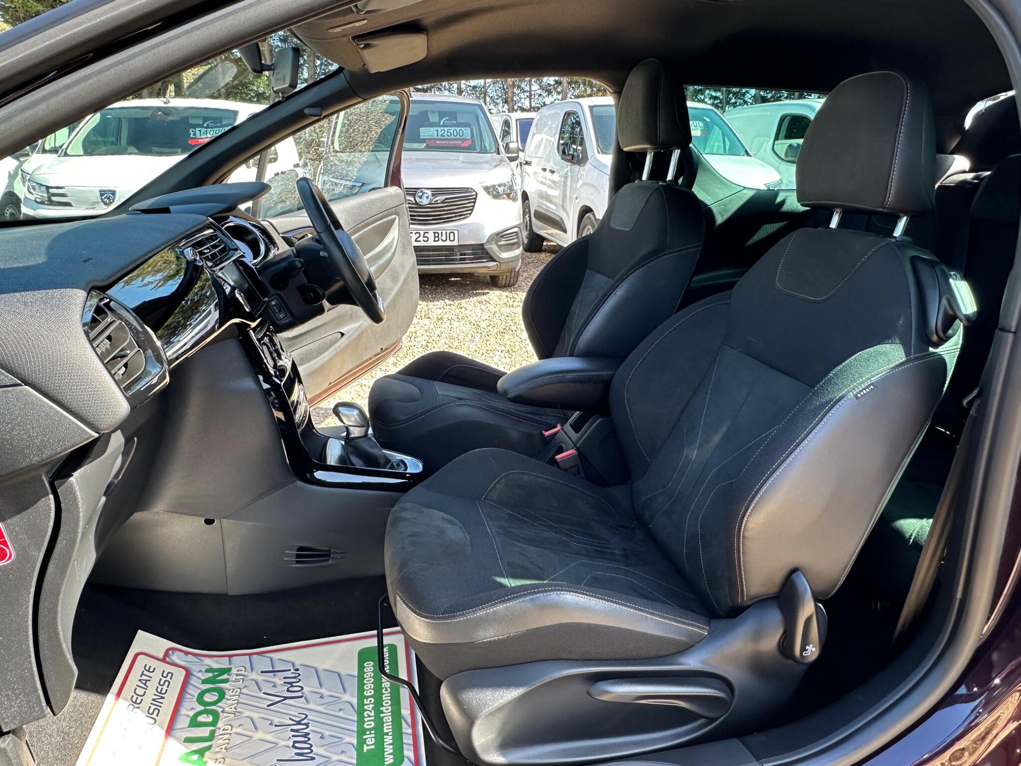 DS Automobiles DS 3 view 16