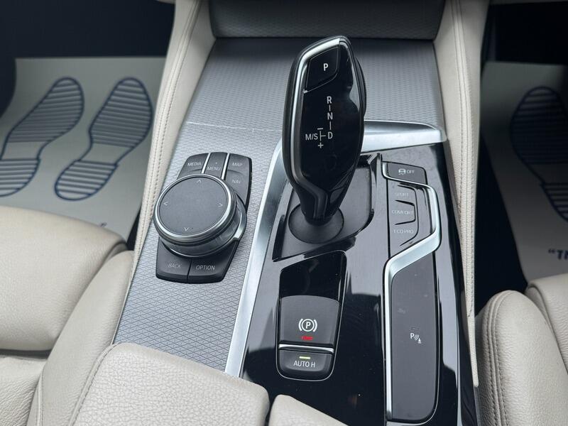 2017 BMW 5 Series image 37