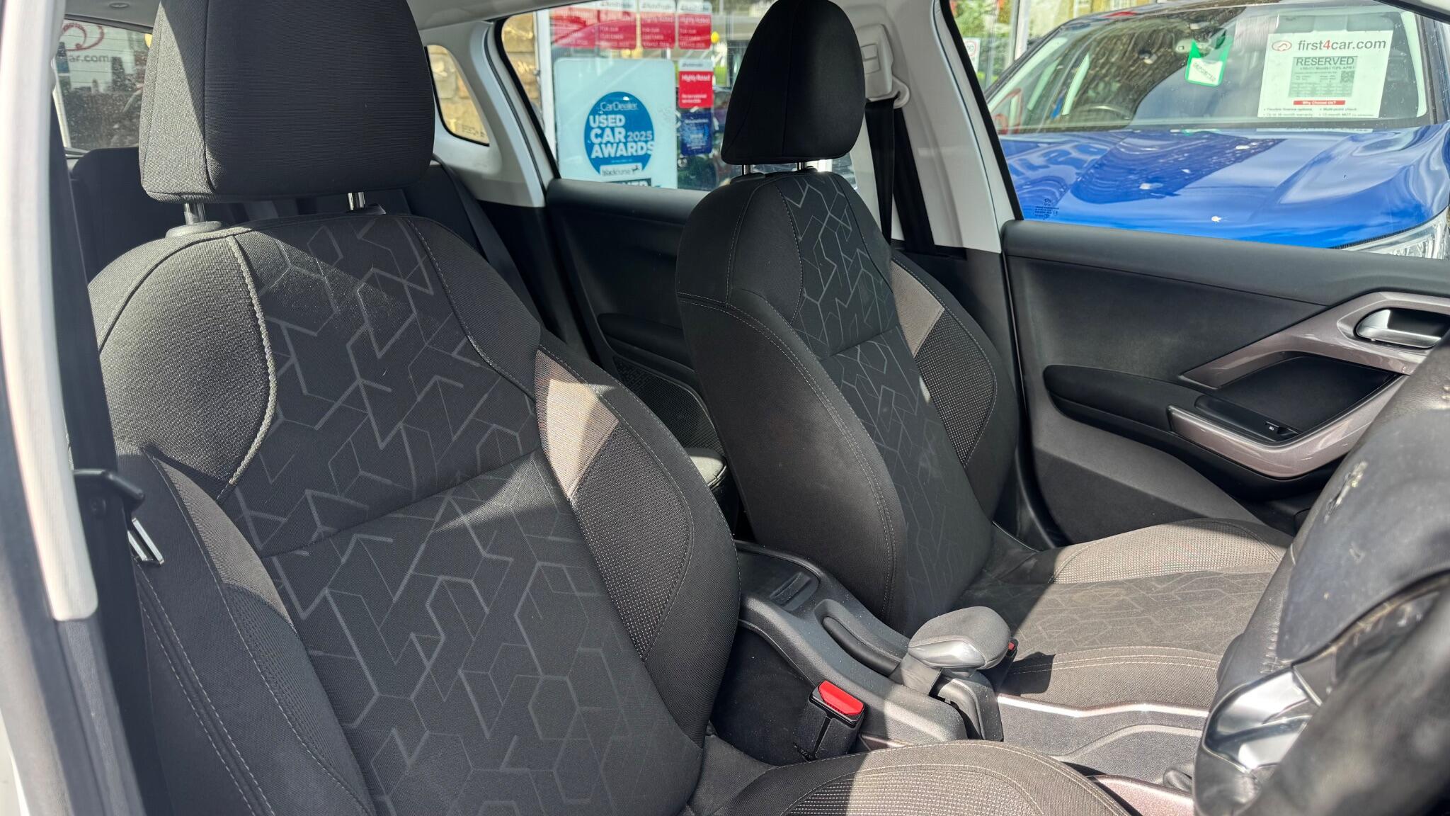 Peugeot 2008 view 9