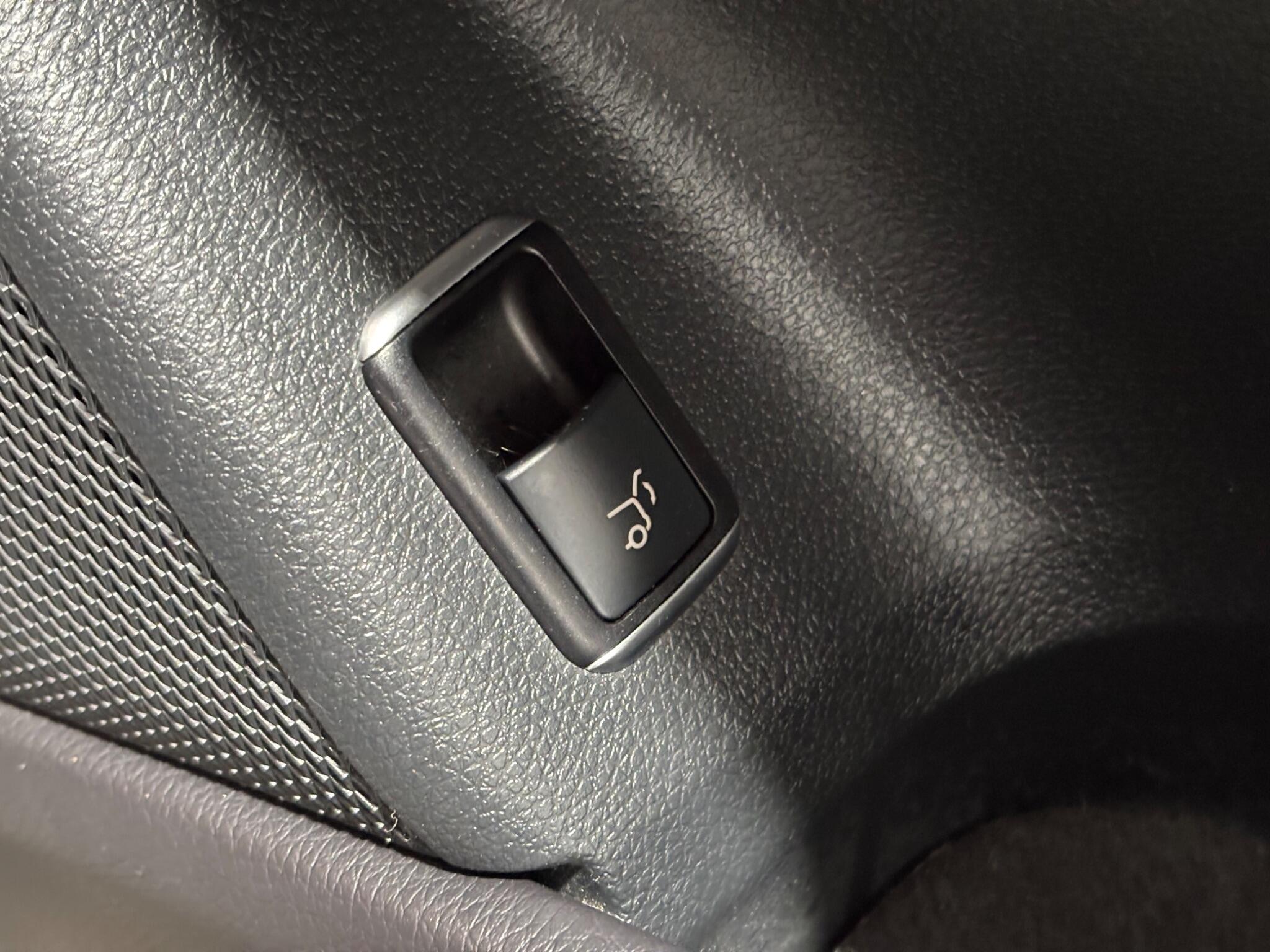 Mercedes-Benz Gla view 23