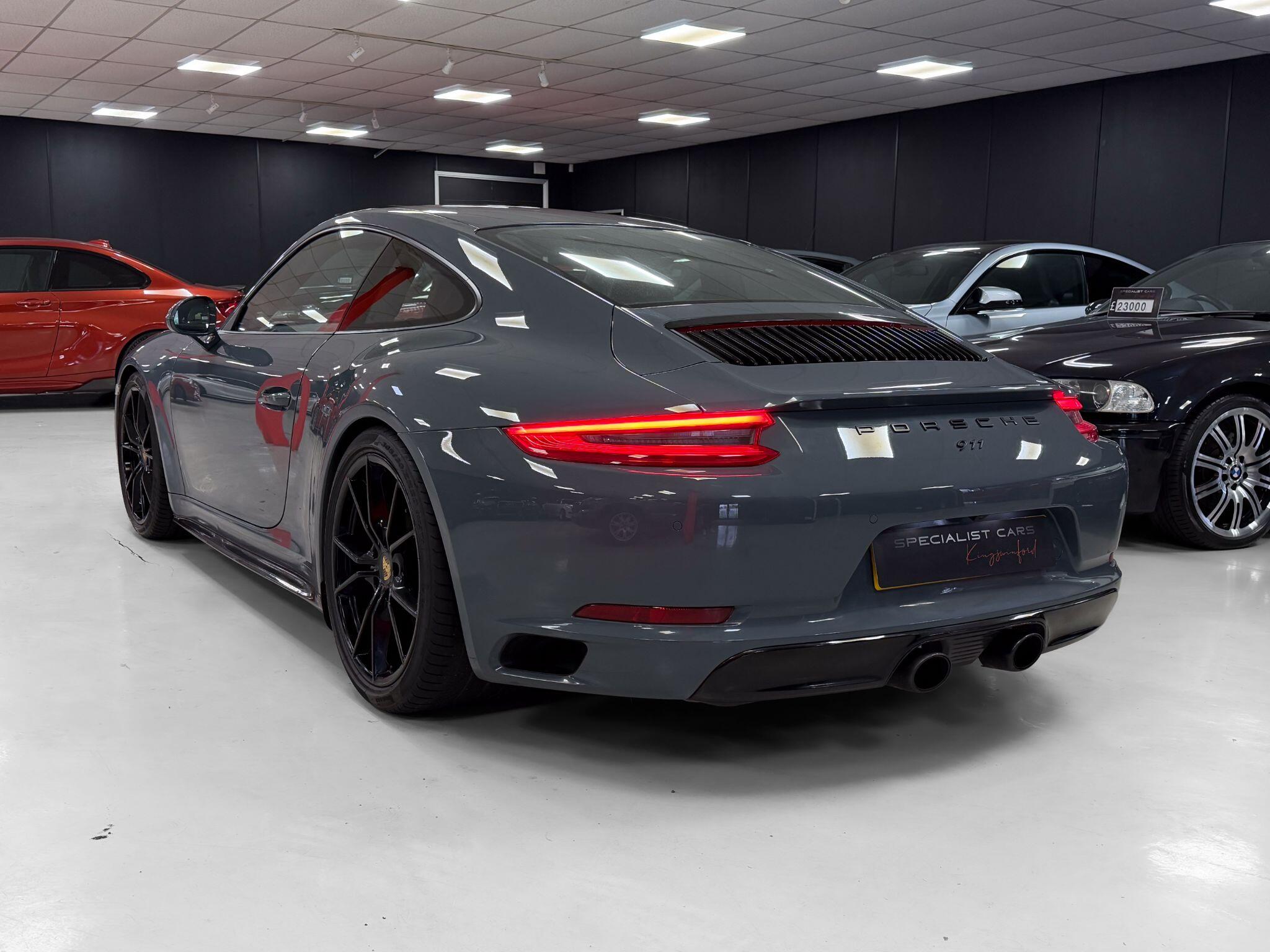 Porsche 911 view 18