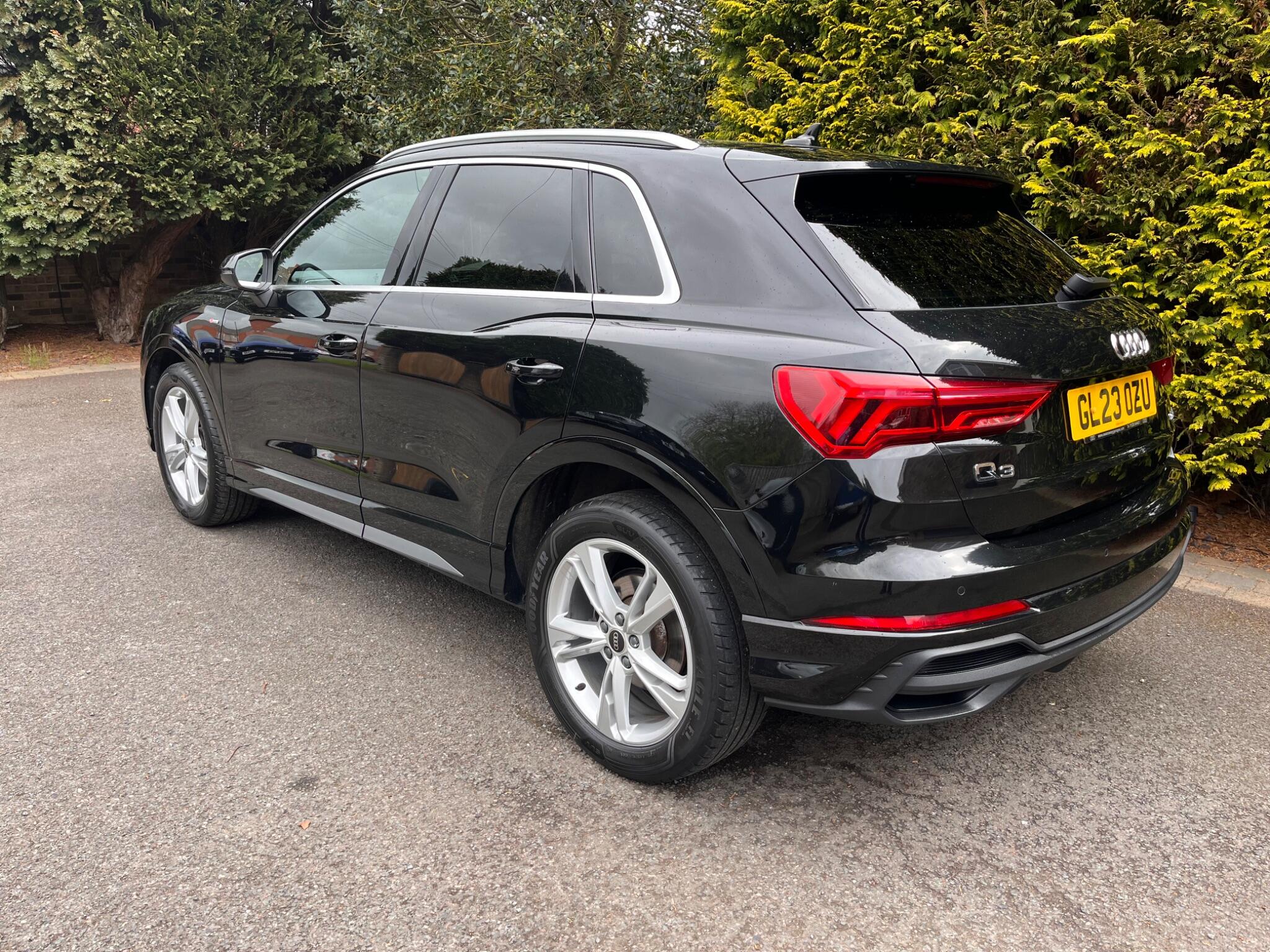 Audi Q3 view 12