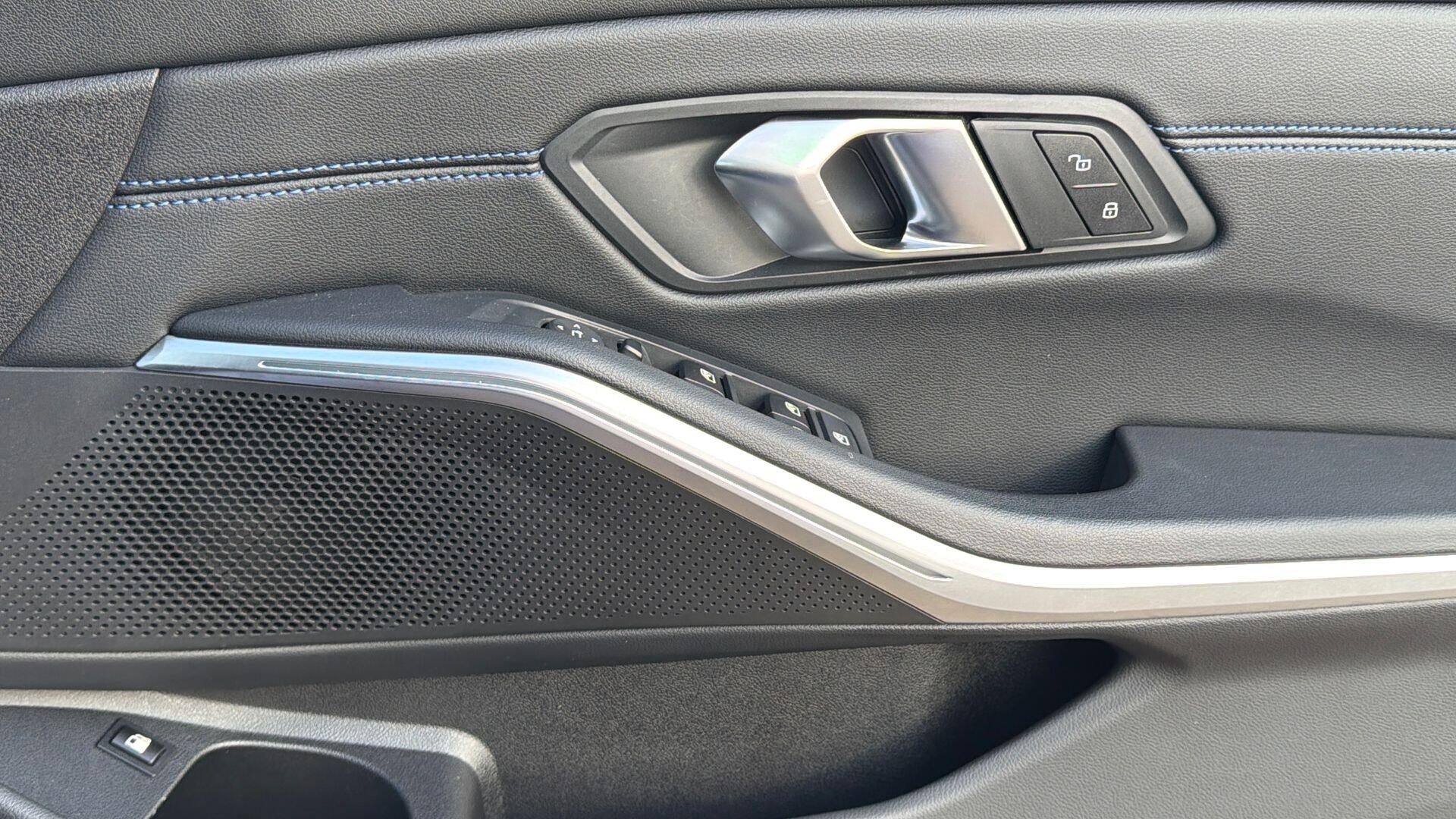 BMW 3 Series view 21