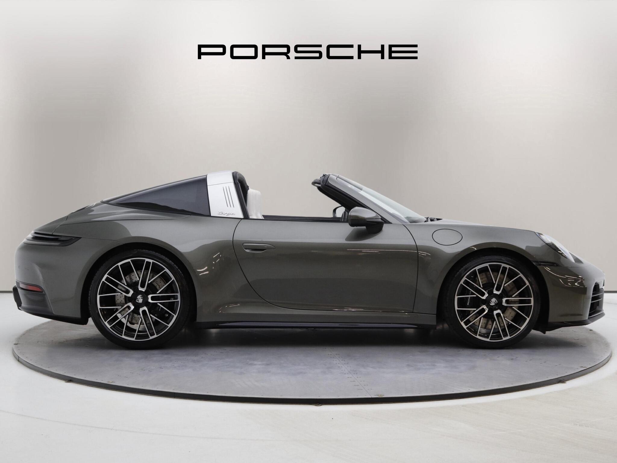 Porsche 911 view 3