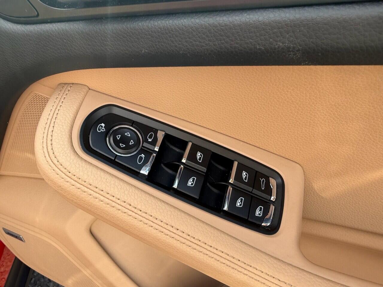 Porsche Macan view 19