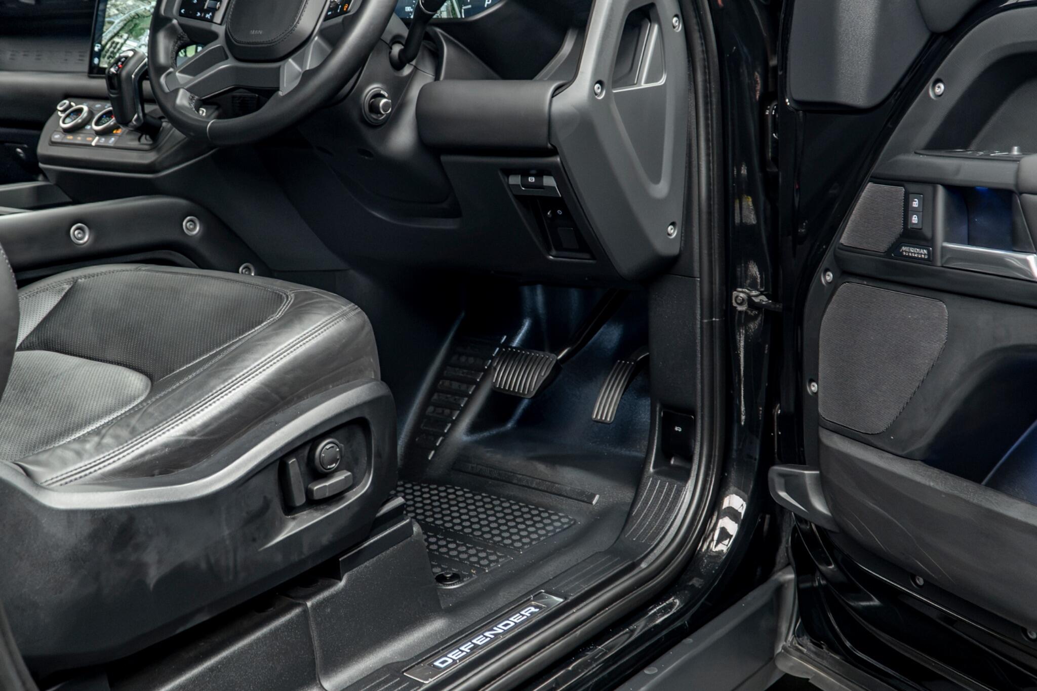 Land Rover Defender view 32