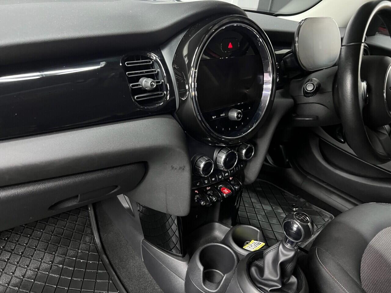 Mini Hatch view 32