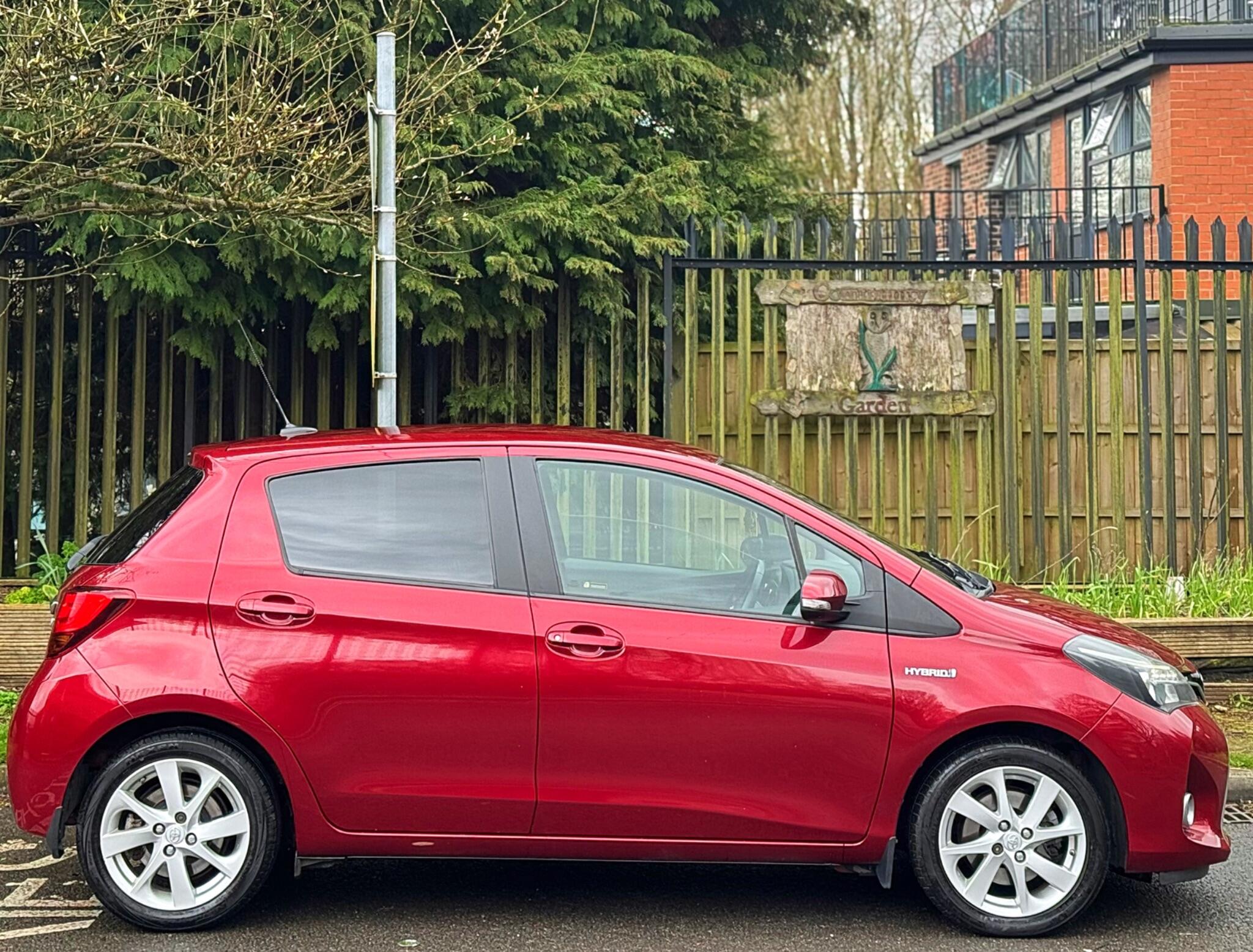 2017 Toyota Yaris 1.5 VVT-h Excel E-CVT Euro 6 (s/s) 5dr (15in Alloy) image 25