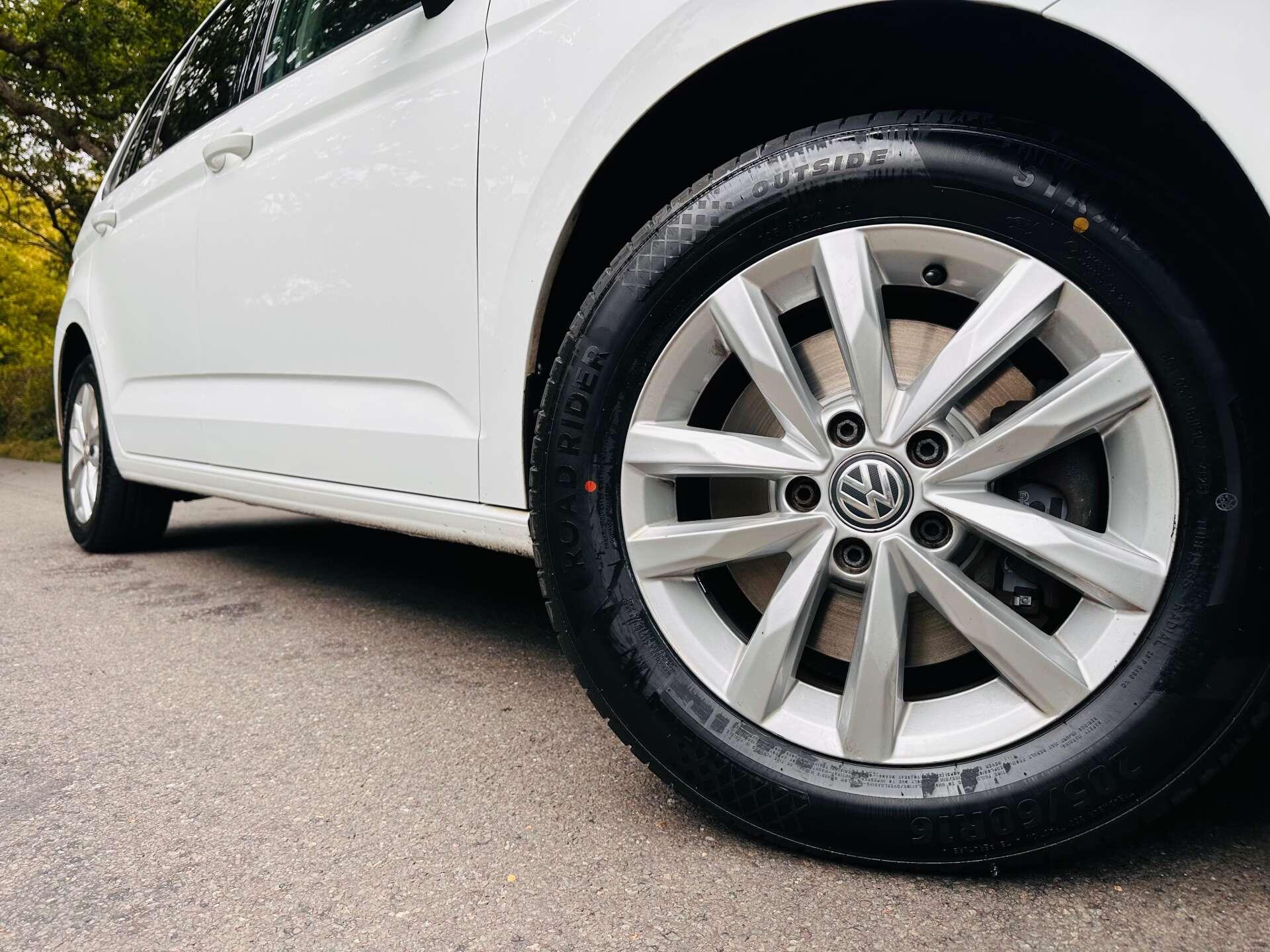 Volkswagen Touran view 52