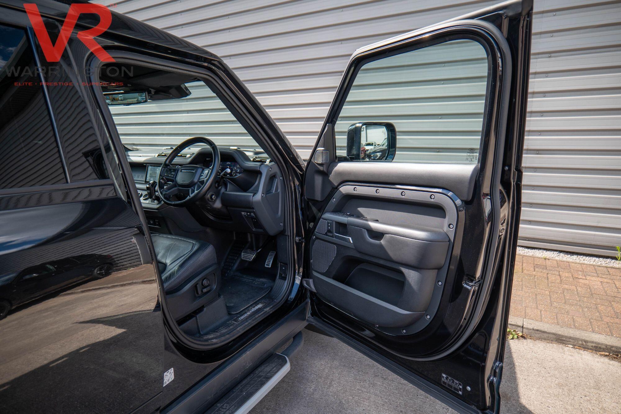 Land Rover Defender 110 view 19