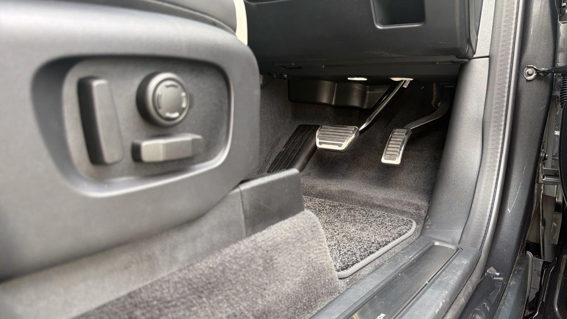Land Rover Discovery view 14