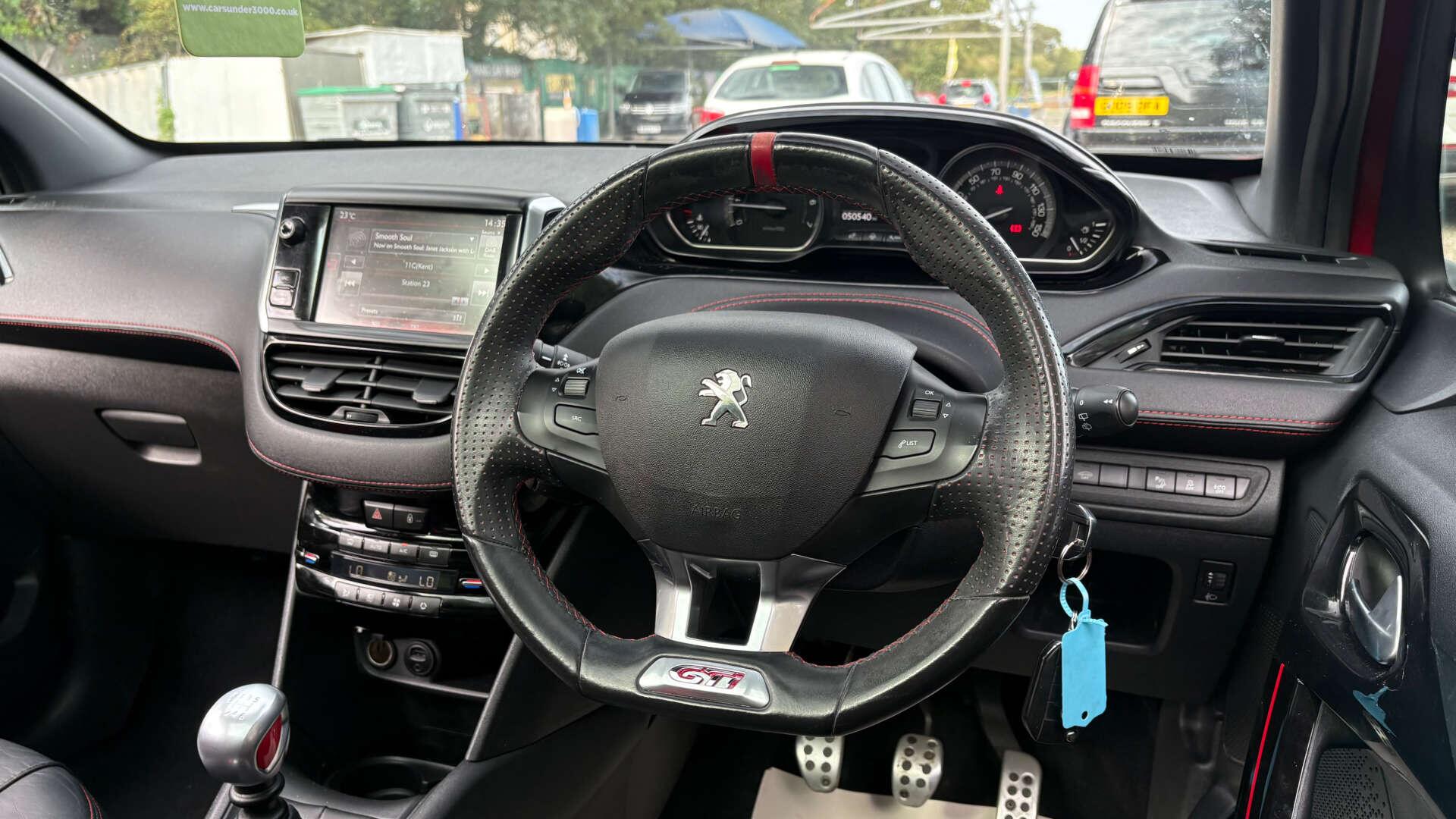 Peugeot 208 view 16
