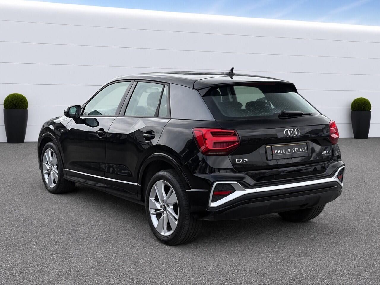 Audi Q2 view 8