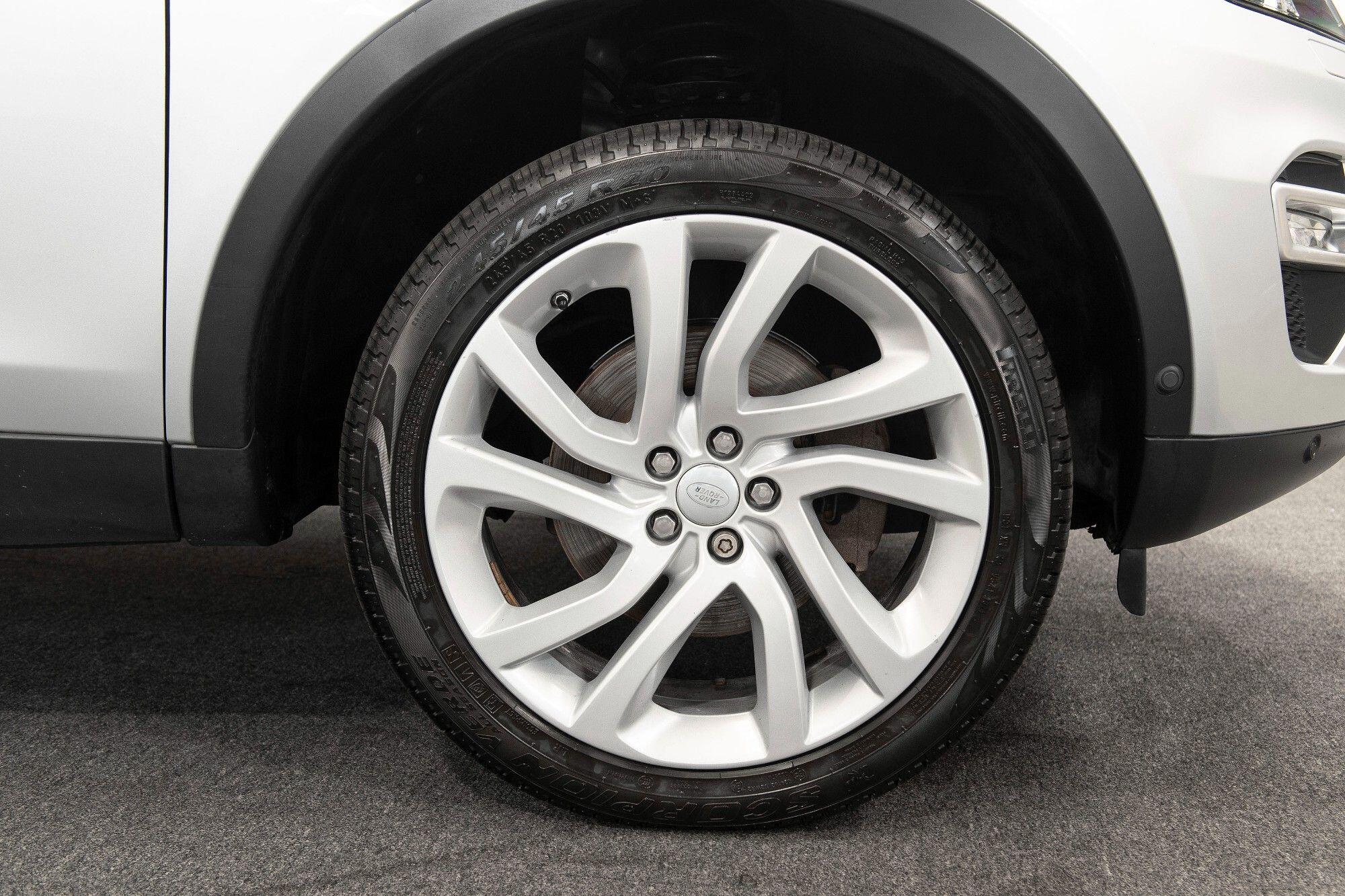 Land Rover Discovery Sport view 38