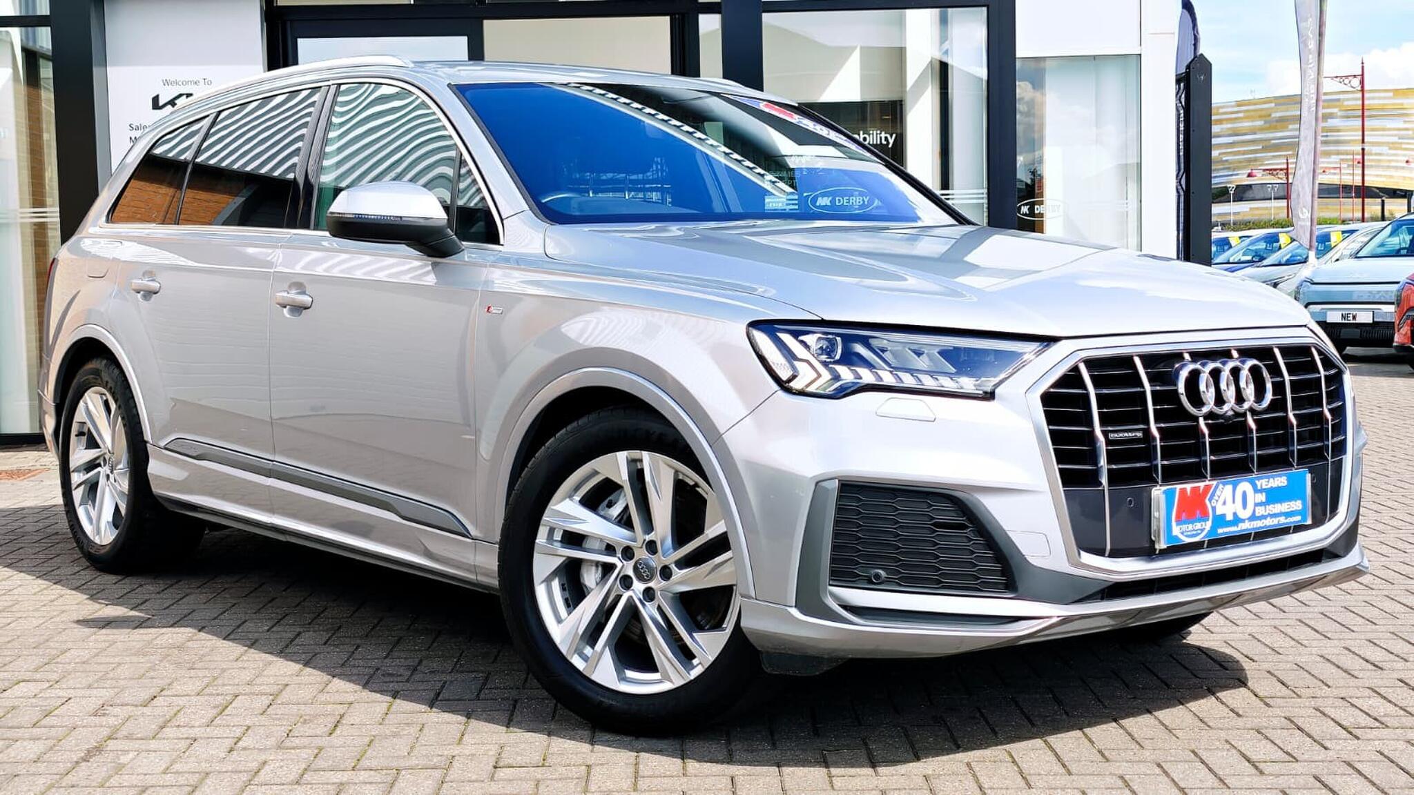 Audi Audi Q7 view 2