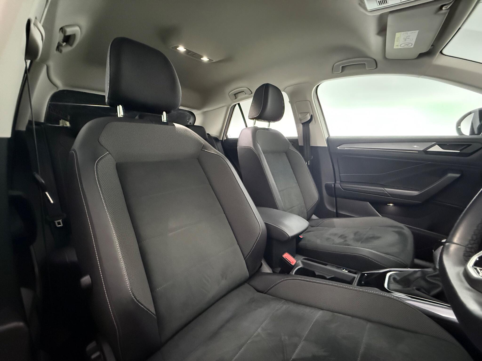 Volkswagen T-Roc view 30