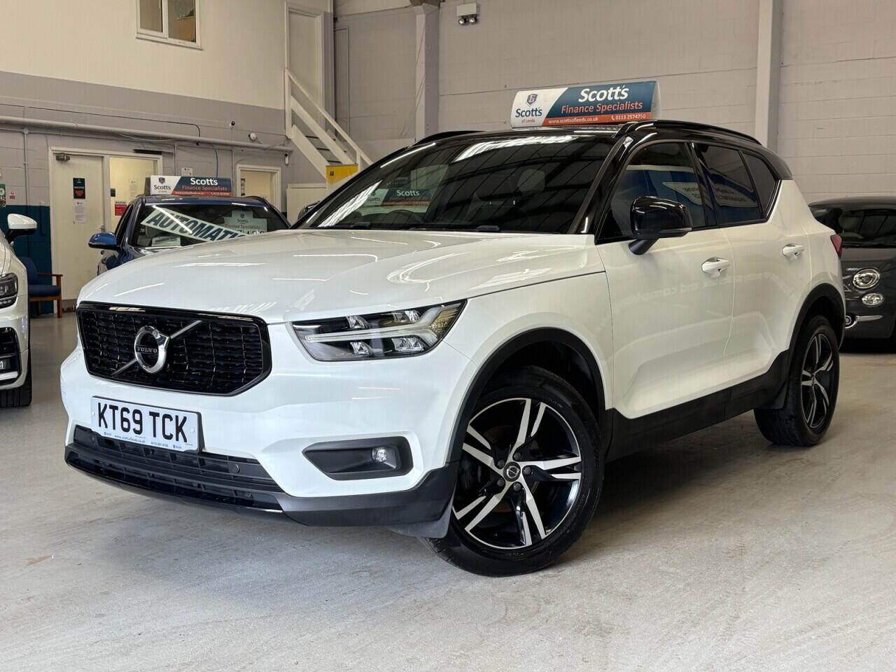 Volvo XC40 view 3