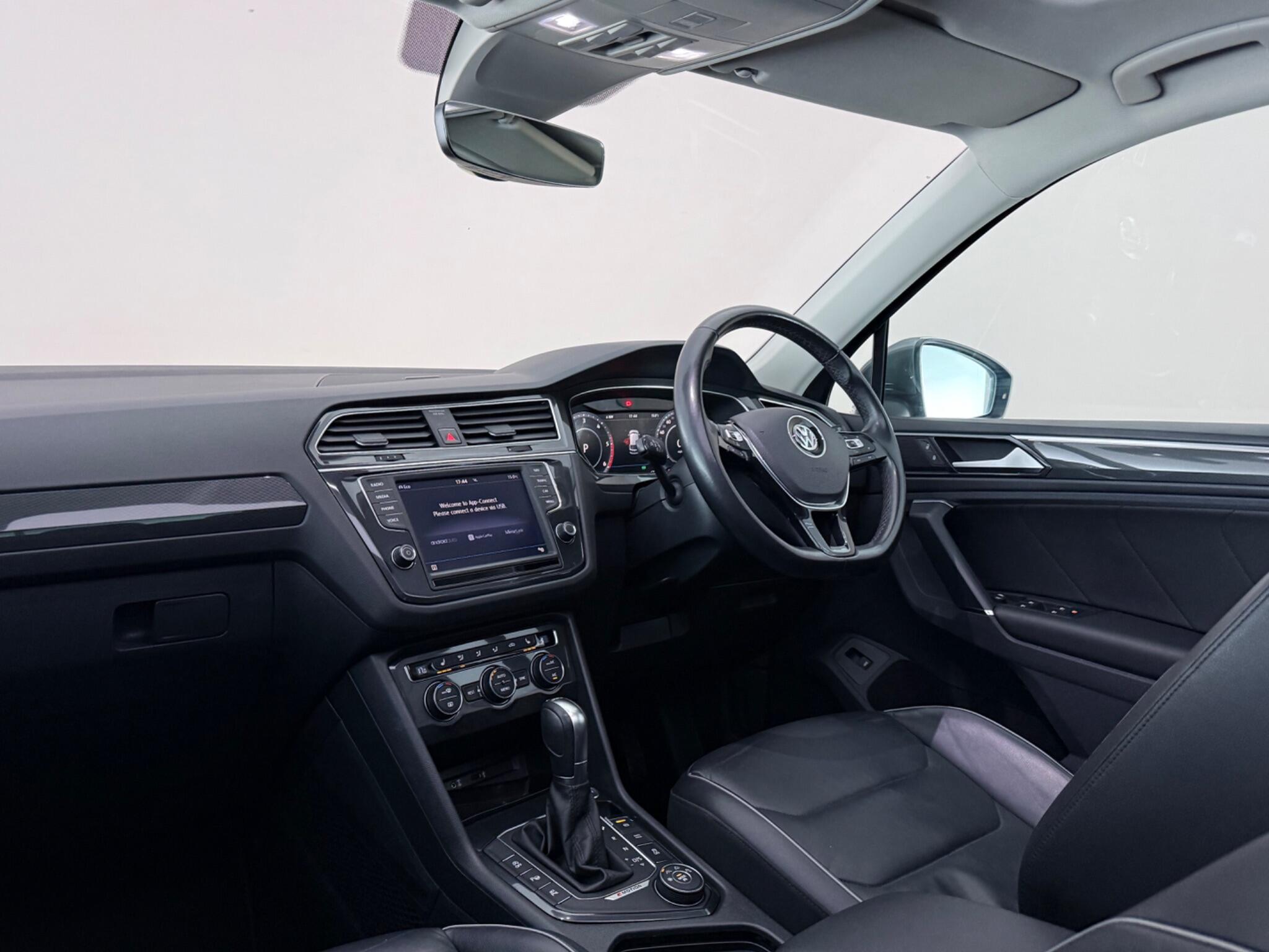 Volkswagen Tiguan view 4