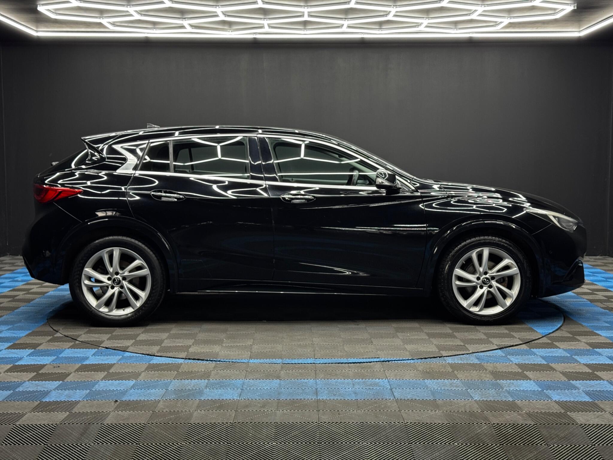 Infiniti Q30 view 4