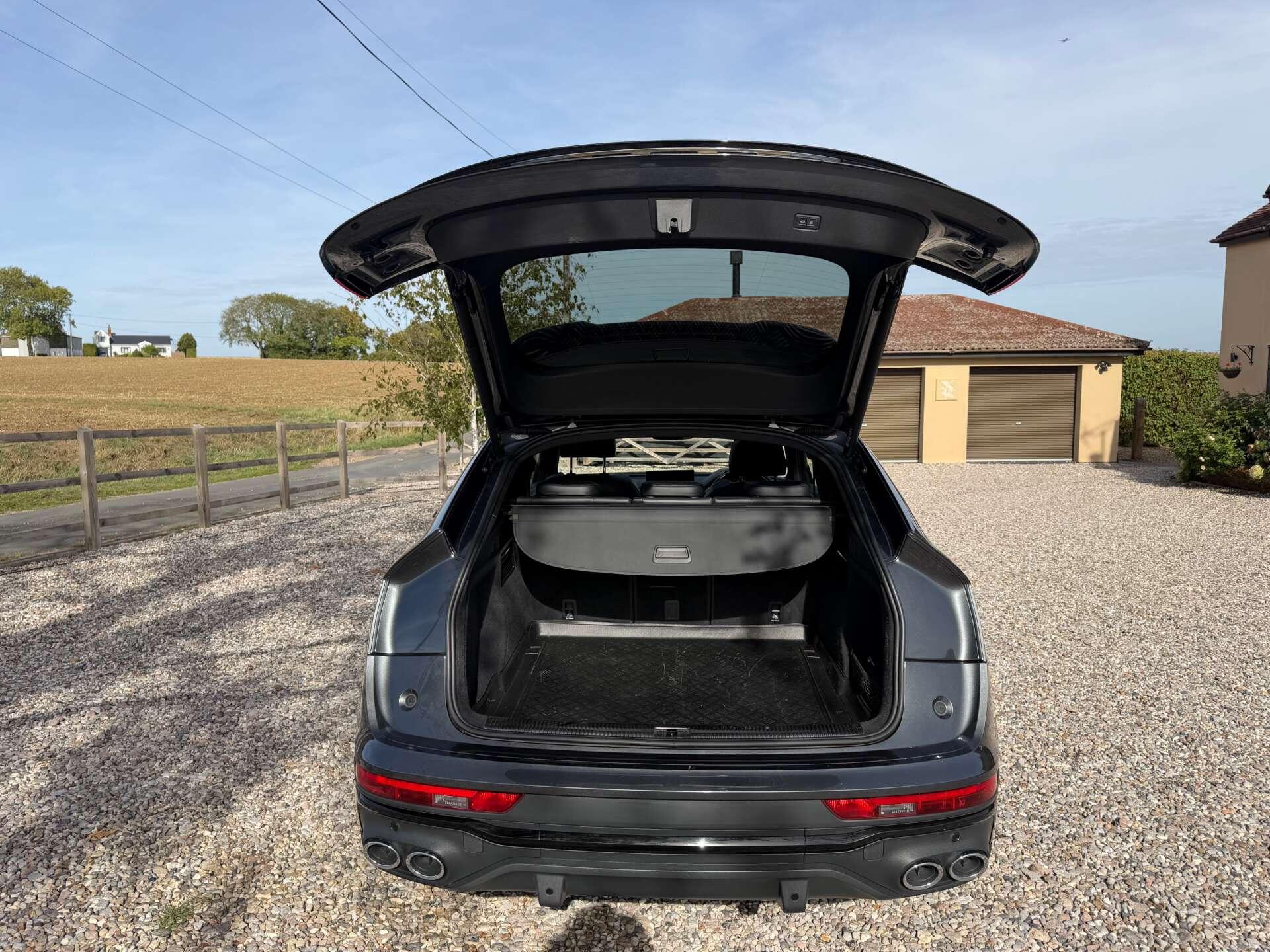 Audi SQ5 view 10