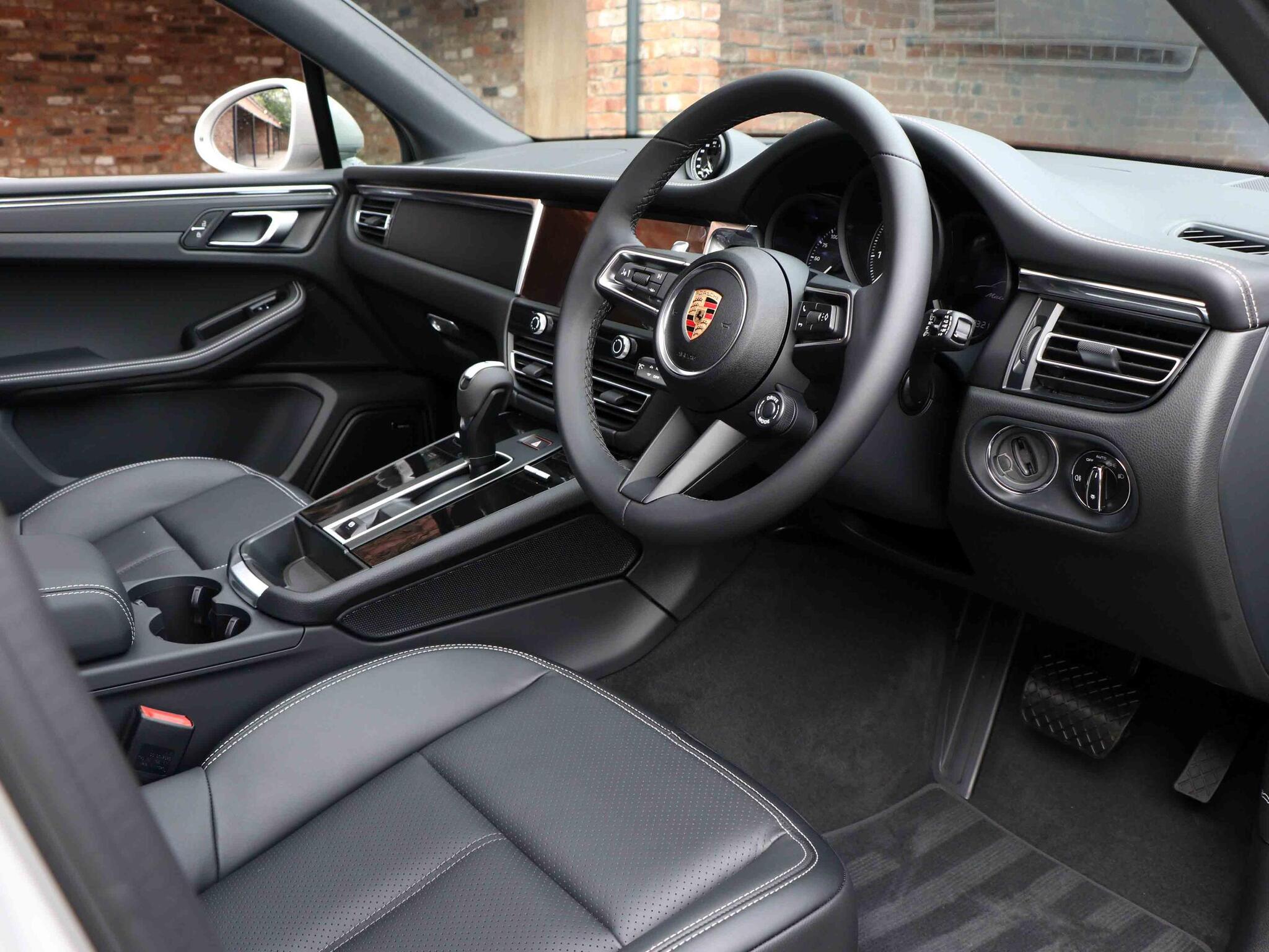 Porsche Macan view 14