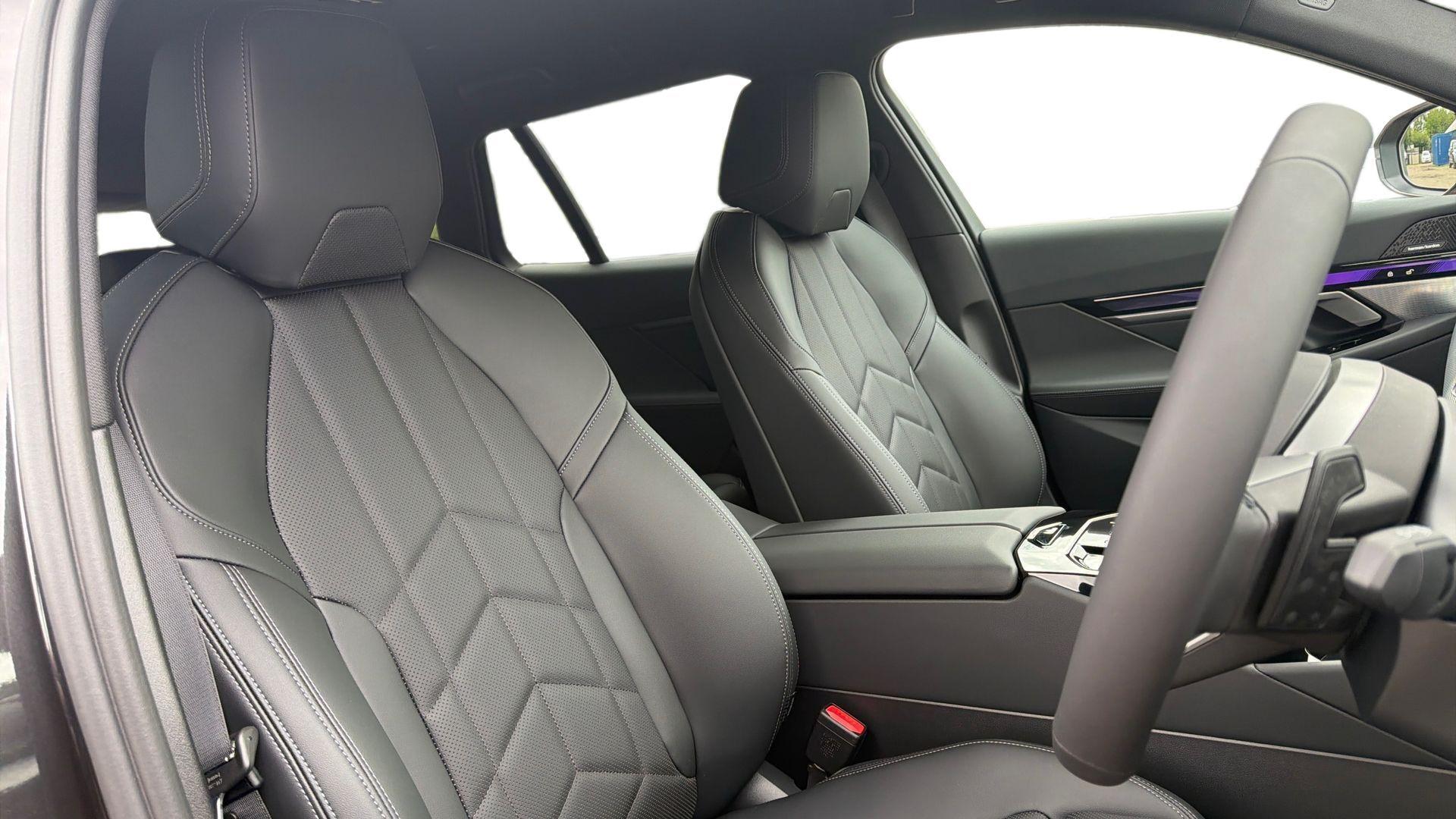 BMW 5 Series view 11